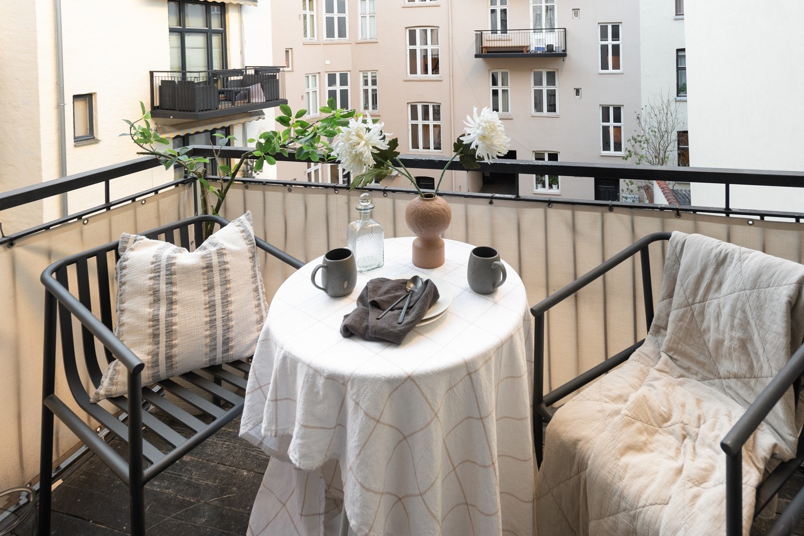 Vestvendt balkong - perfekt for late sommerdager Galleribilde