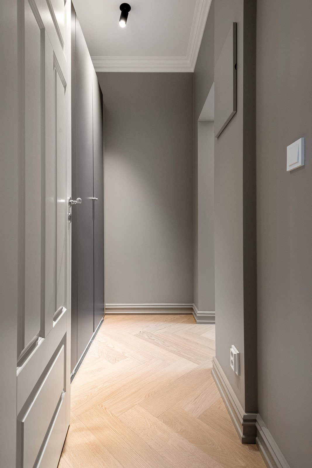 Stor garderobe på vei inn til soverom 2, adkomst fra entré Galleribilde