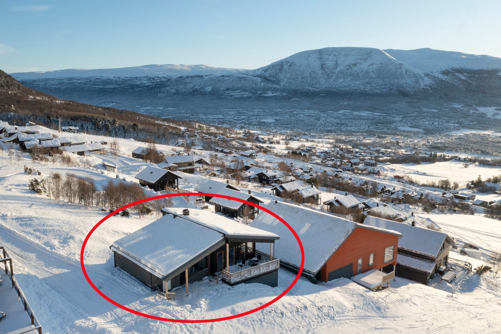 Eiendommen har lang solgang og panoramautsikt mot den flotte Oppdalsnaturen. Galleribilde