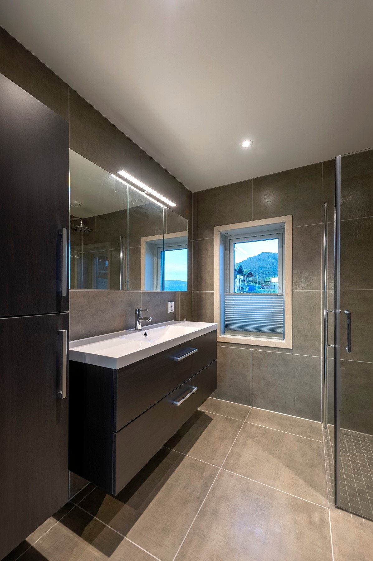 Lekkert bad fra byggeår (2022). Fargene og innredning står i stil til badet i underetasjen. Galleribilde