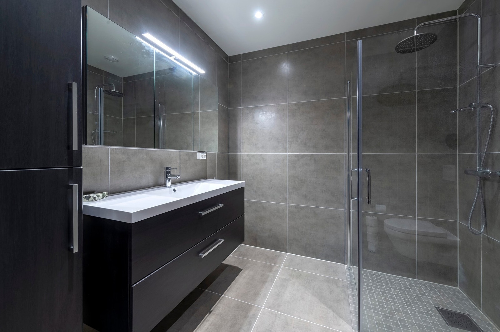 Badet i underetasjen er i samme stil som badet i hovedetasjen Galleribilde