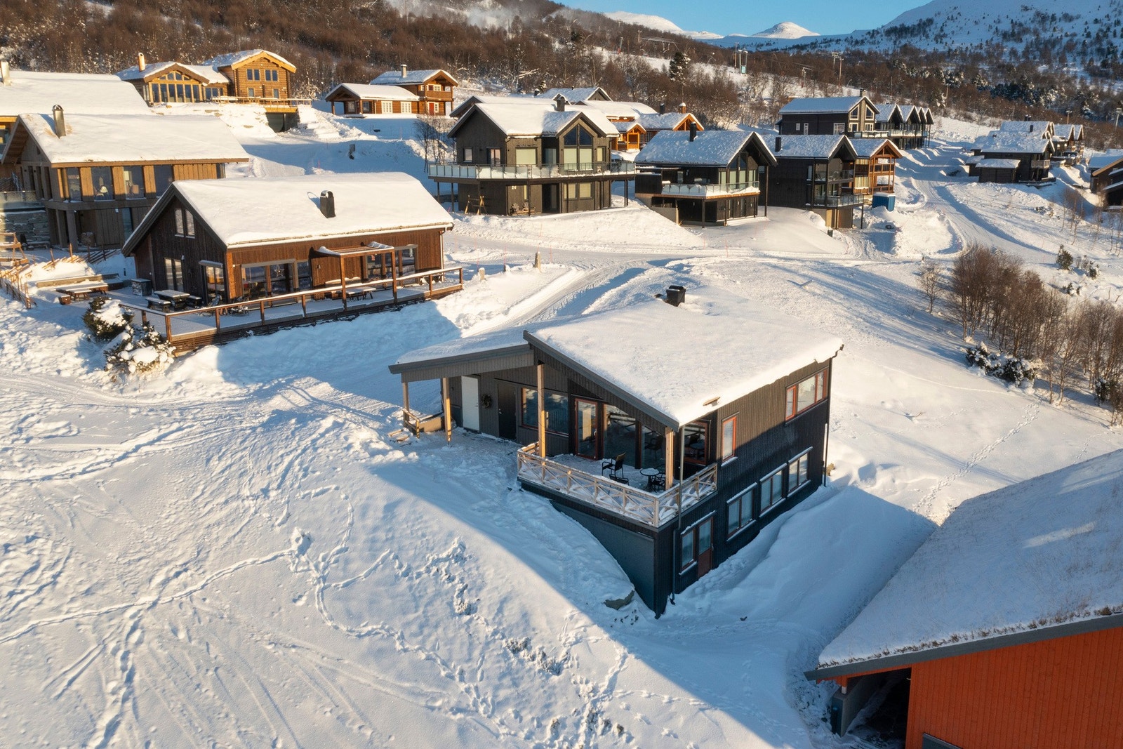 Hytten har fantastisk beliggenhet i umiddelbar nærhet til Vangslia skisenter. Vangslia skisenter har direkte tilknytning til Ådalen, Sletvold, Hovden og Stølen, og tilsammen utgjør disse et av Norges største alpinanlegg. Galleribilde