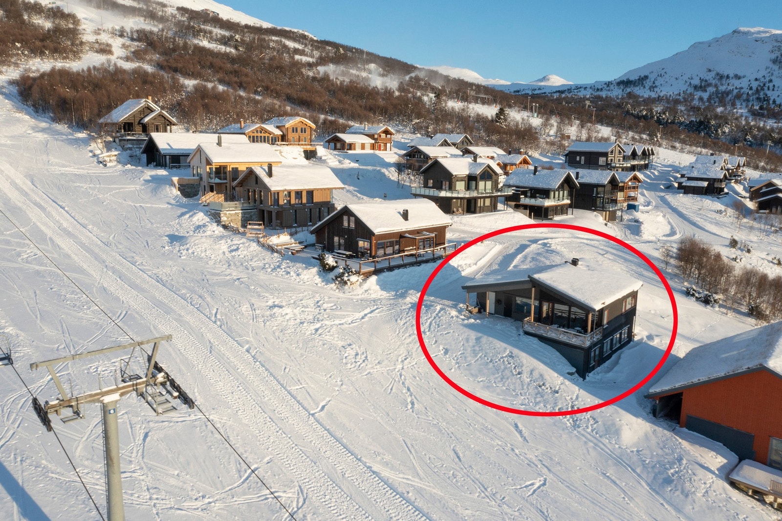 I umiddelbar nærhet finnes også variert turterreng og oppkjørte skispor. Fra eiendommen er det ca. 4 km til Oppdal sentrum med alle servicefasiliteter. Galleribilde