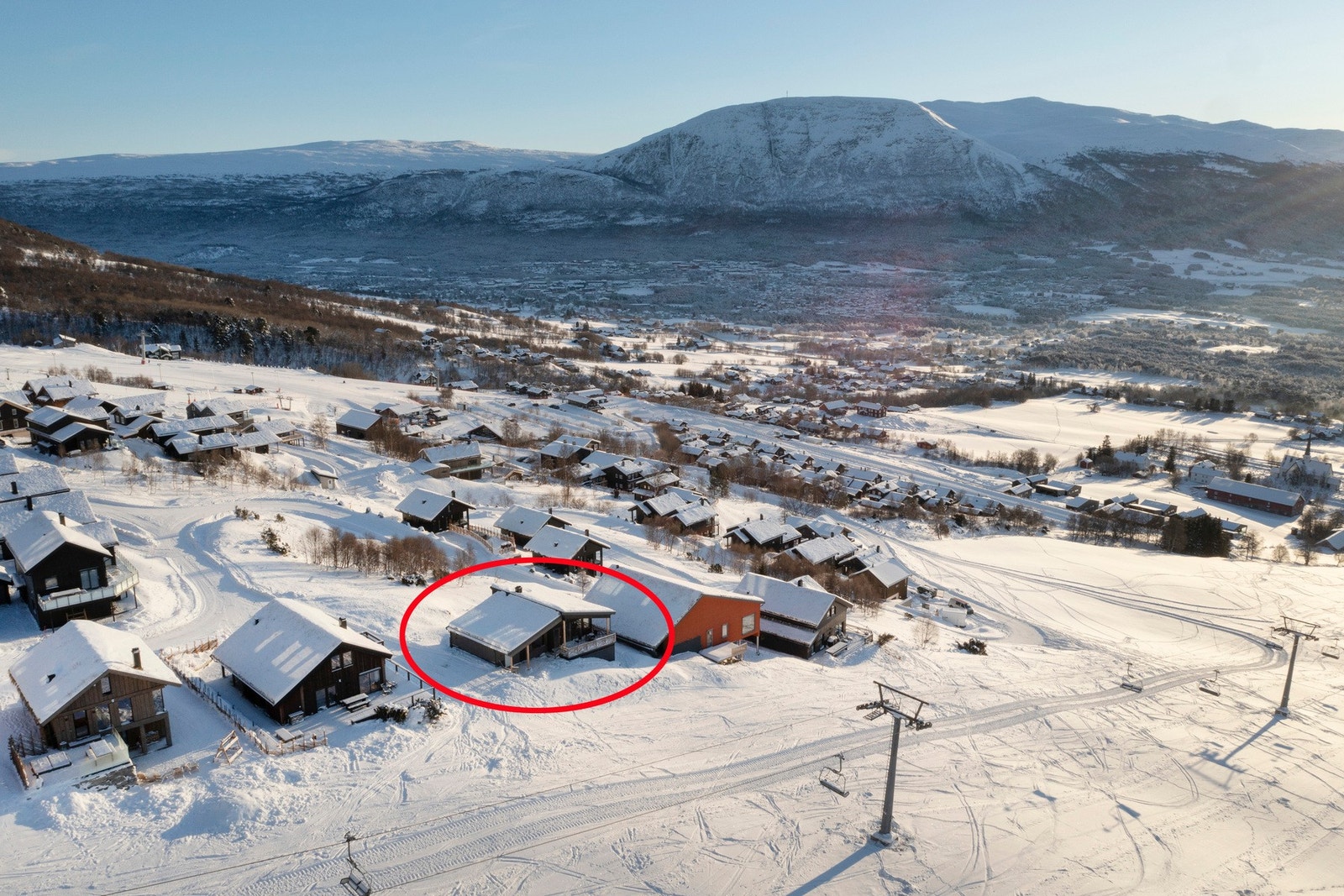 I umiddelbar nærhet finnes også variert turterreng og oppkjørte skispor. Fra eiendommen er det ca. 4 km til Oppdal sentrum med alle servicefasiliteter. Galleribilde