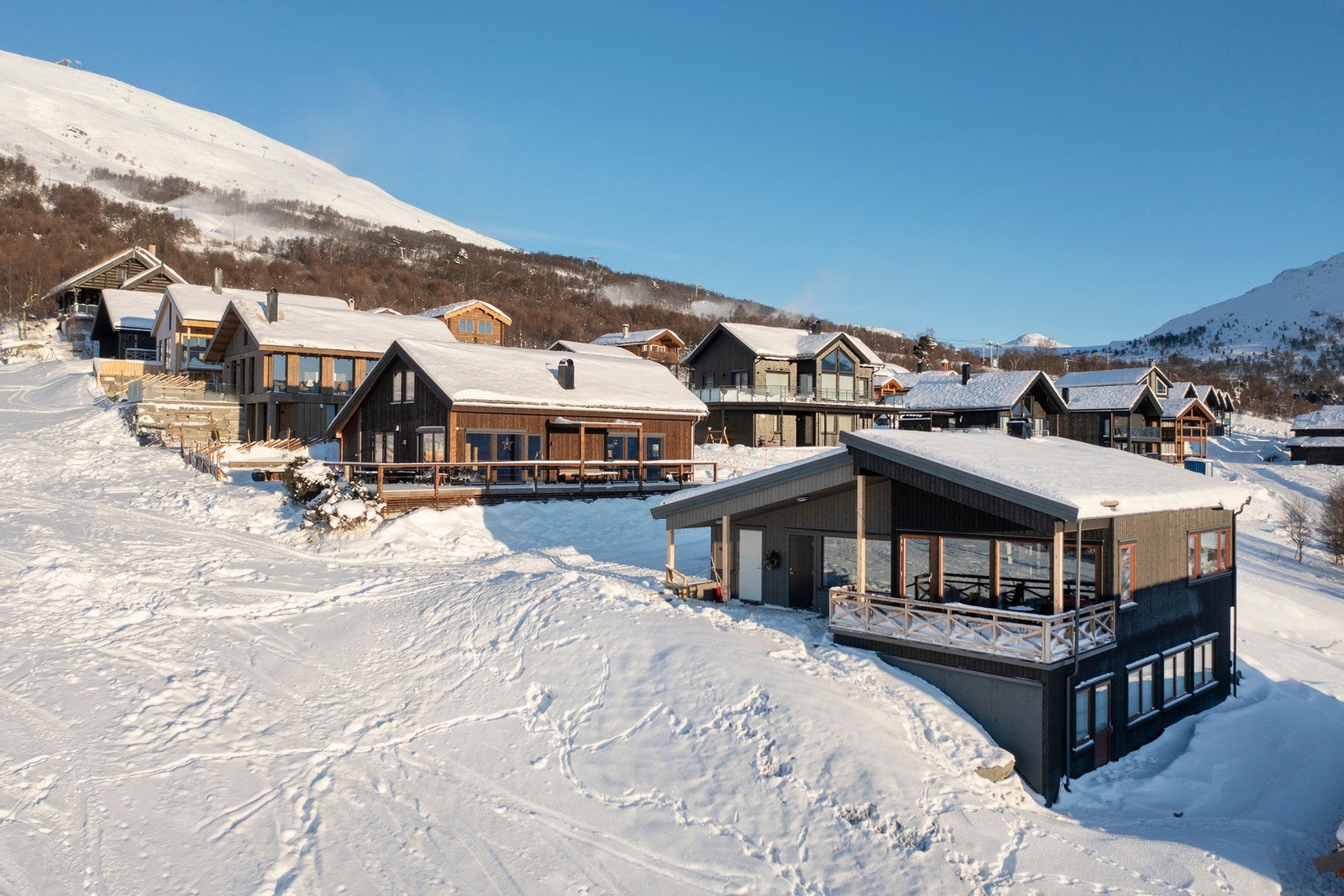 Hytten har fantastisk beliggenhet i umiddelbar nærhet til Vangslia skisenter. Vangslia skisenter har direkte tilknytning til Ådalen, Sletvold, Hovden og Stølen, og tilsammen utgjør disse et av Norges største alpinanlegg. Galleribilde