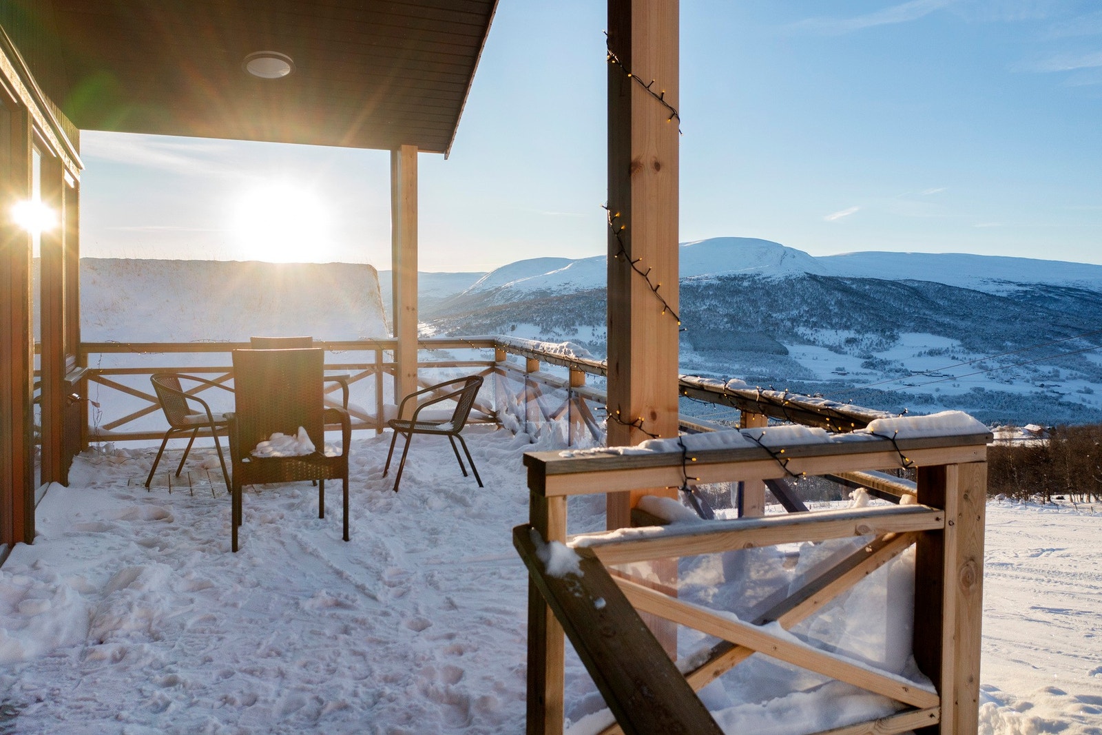 Flott utsikt over fjellheimen samt slalåmbakken. Galleribilde