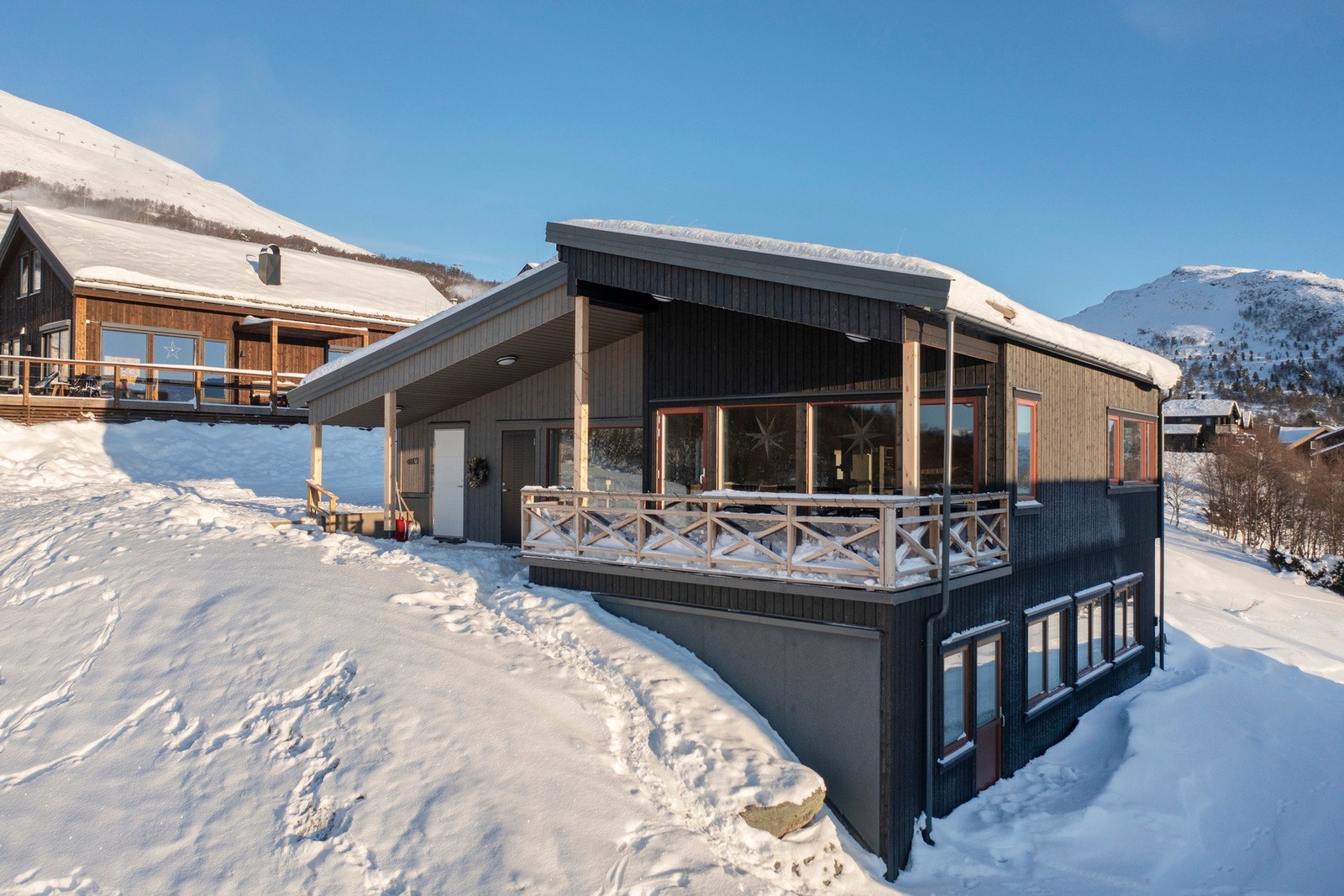 Flott og moderne hytte som er over to plan med bla 4 soverom, 2 bad og er i god stand. Galleribilde