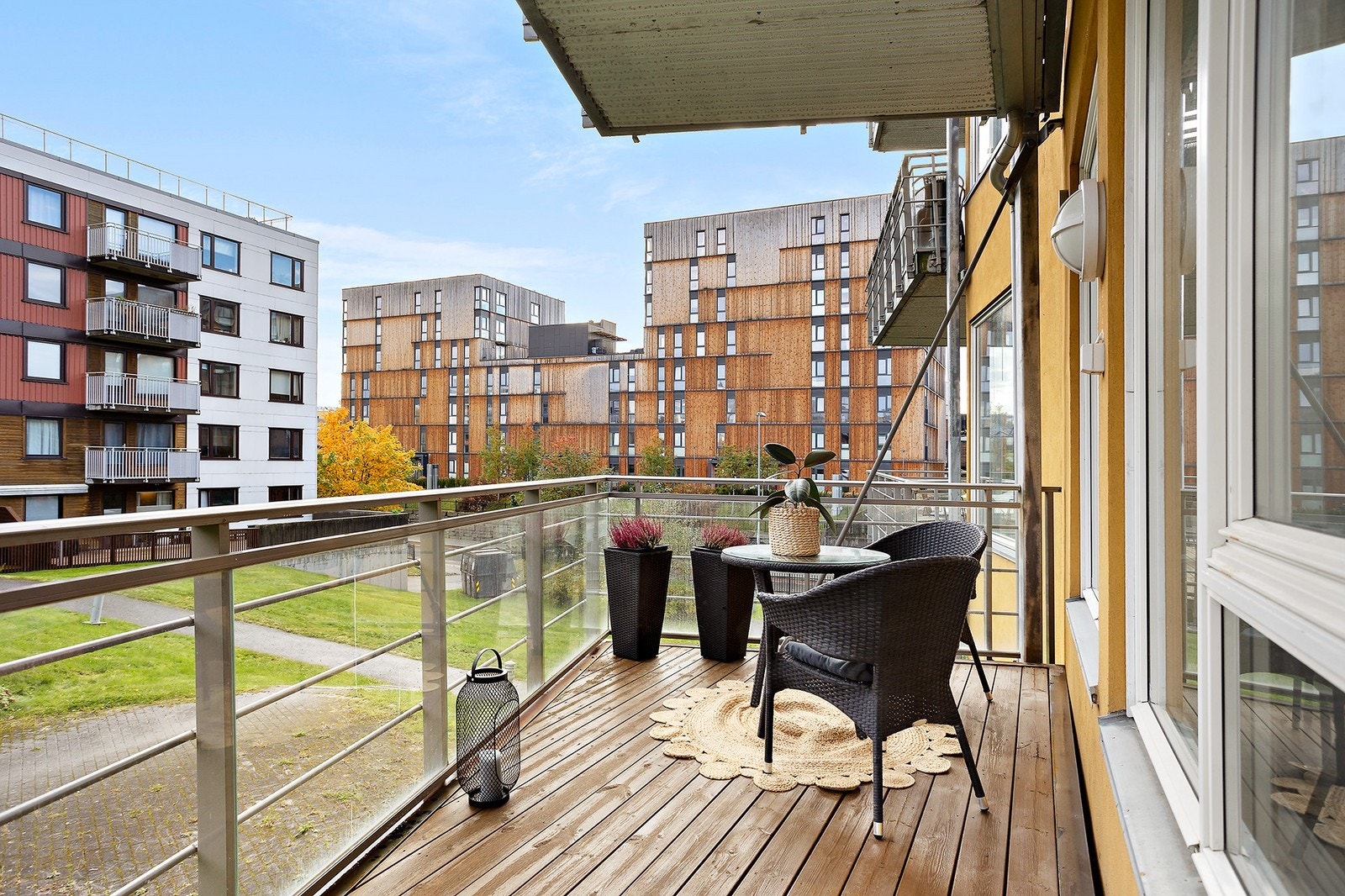 Fra stuen er det direkte utgang til leilighetens balkong i en høy 1 etasje Galleribilde