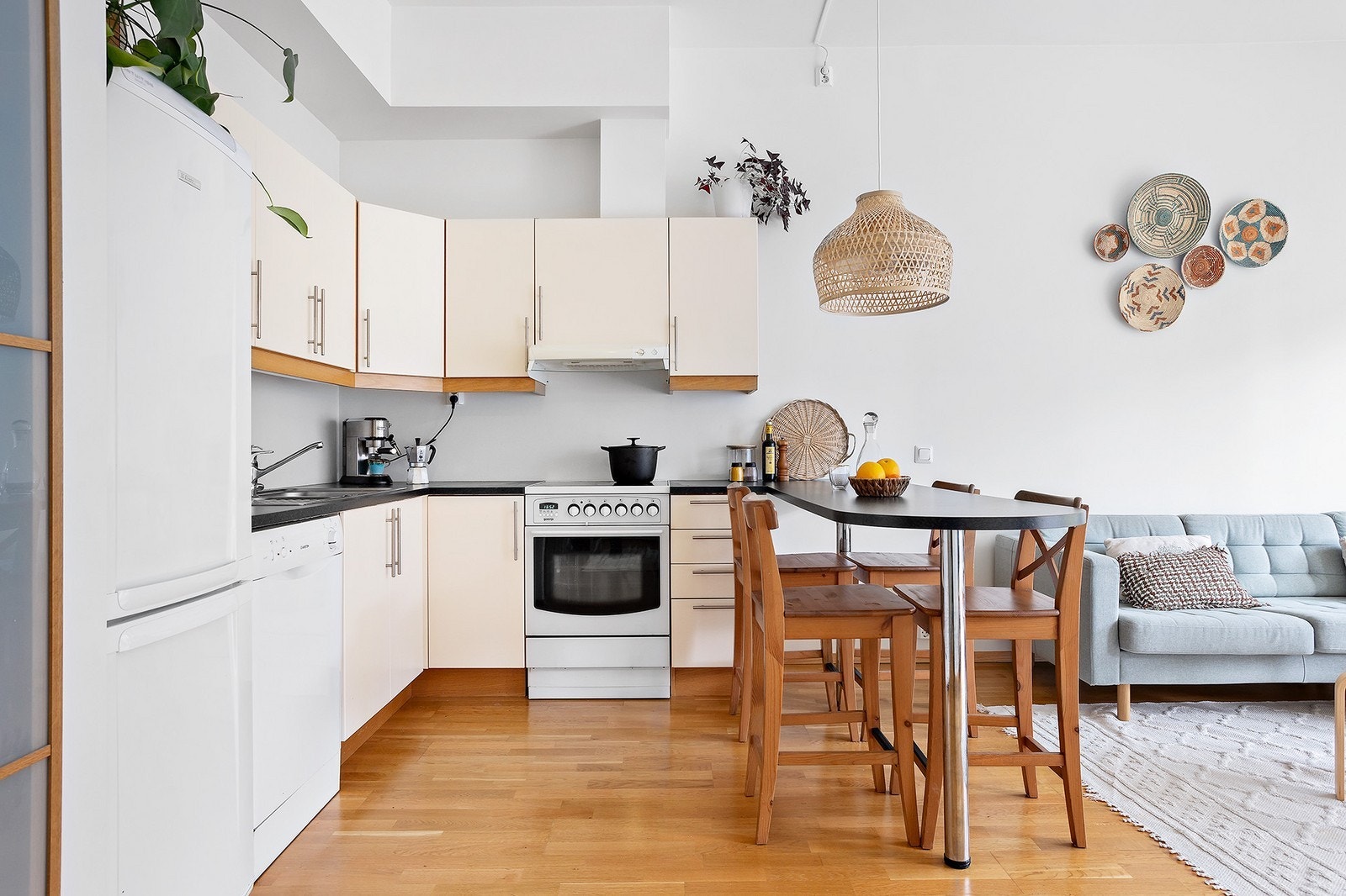 Kjøkkenet har alle nødvendige fasilliteter, med en sosial spisegruppe Galleribilde