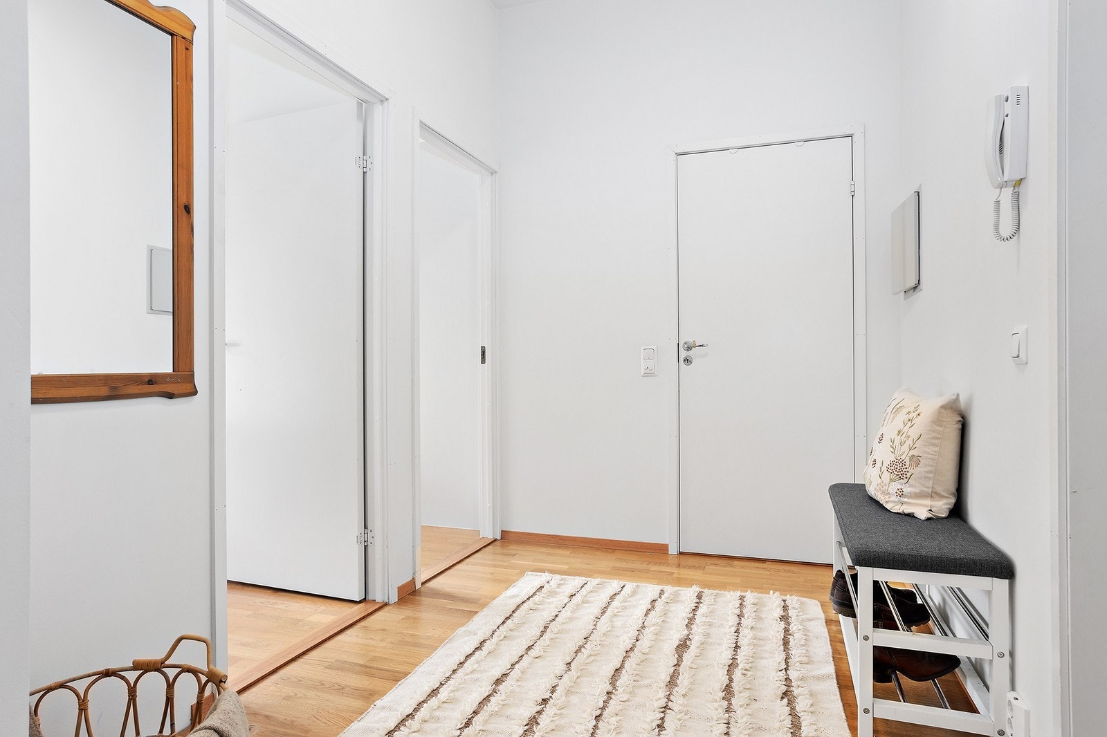 Her får du en innbydende entrè med god plass til oppheng av uteklær Galleribilde