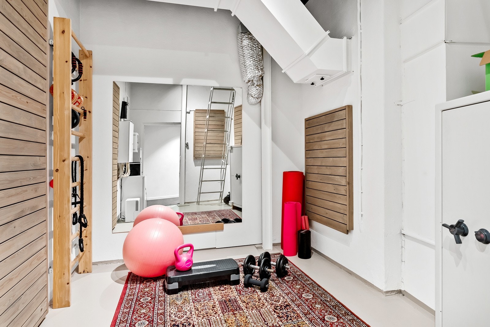 Treningsrommet ligger vegg i vegg med heisrommet. Galleribilde