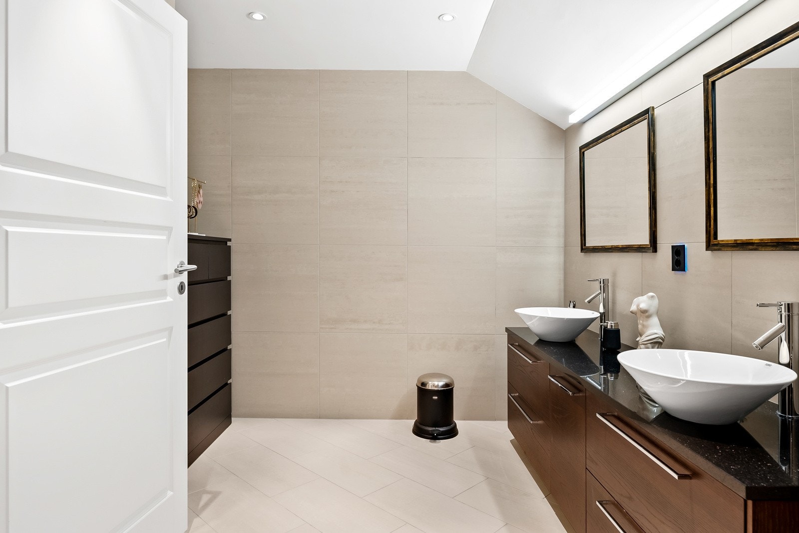 Eget vaskerom bak badet Galleribilde