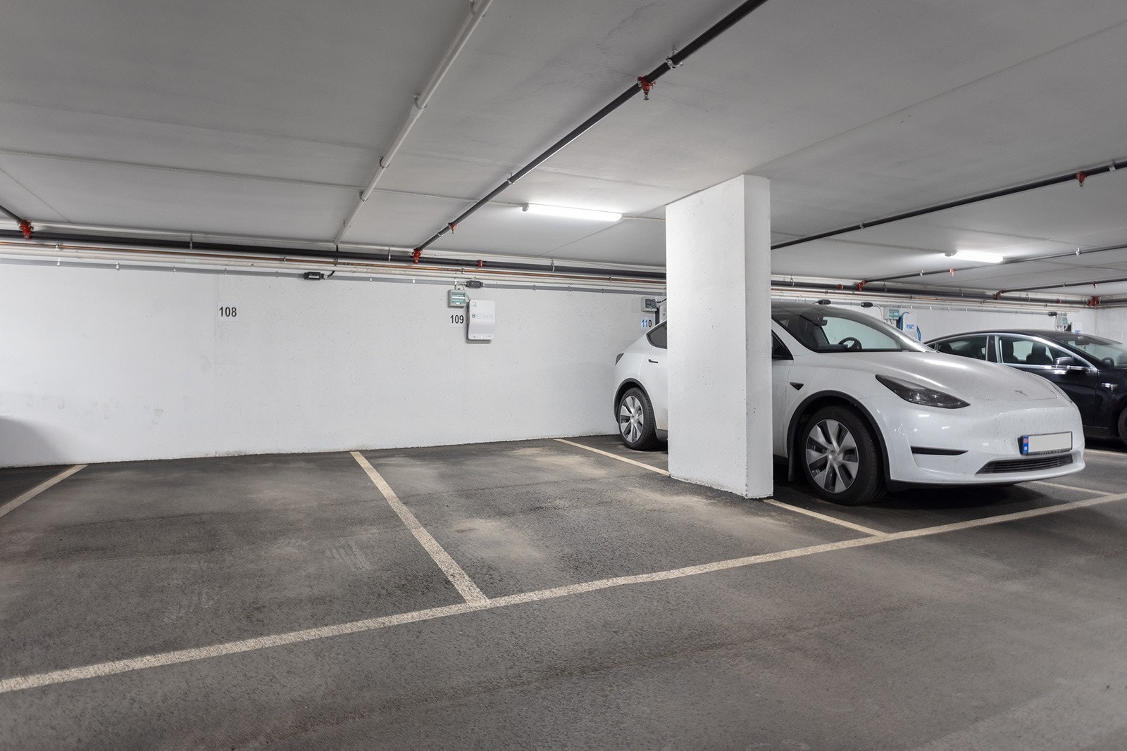 Garasjeplass nummerert 109 med el-billader Galleribilde