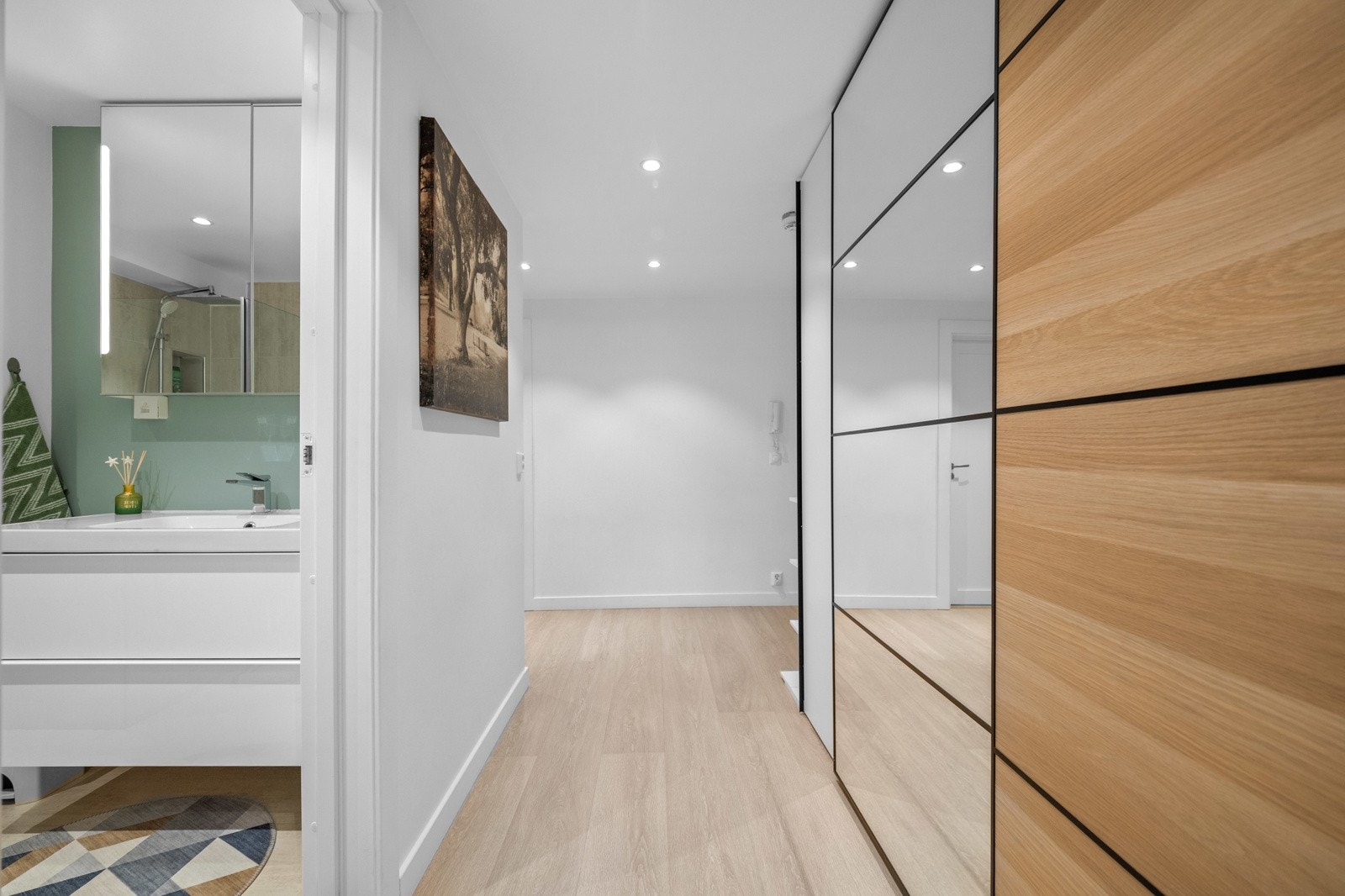 Det en skapet har speilgalss på begge dører, og det andre har en dør med speilglass. Galleribilde