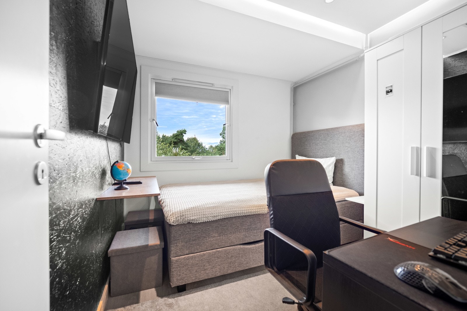 Soverom 1 med garderobeskap Galleribilde