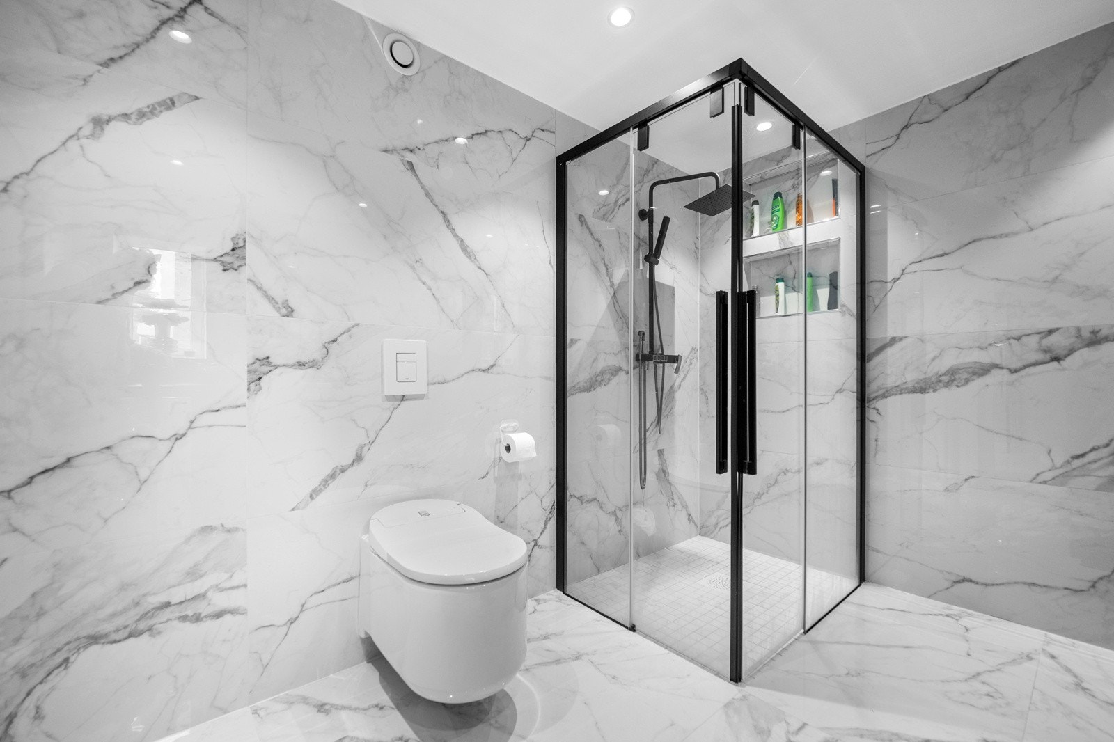 Lekkert bad fra 2020, med dobbel servant, vegghengt toalett med ulike funksjoner og avsatt plass til vaskemaskin. Badet har et stort baderomsmøbel med dobbel servant og speil, samt nisje for vaskemaskin. Galleribilde