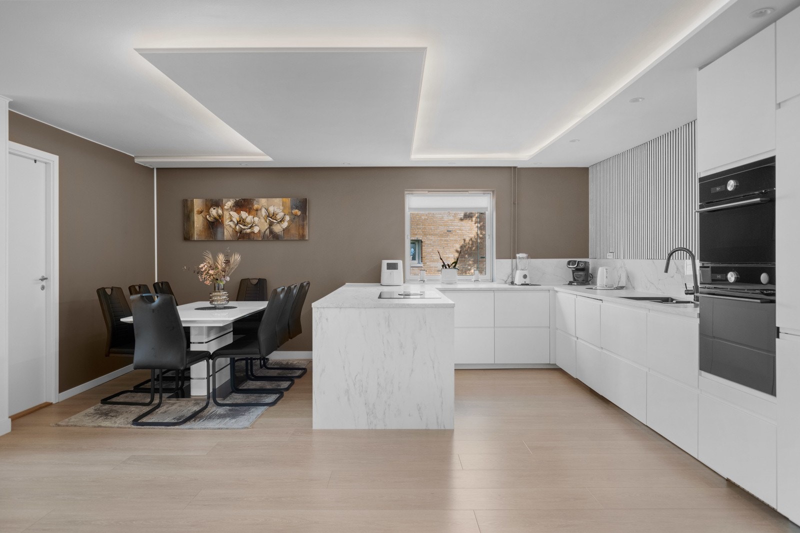 Nedfelt oppvaskkum og blandebatteri i lekker sort utførelse med flislagt sprutsone Galleribilde