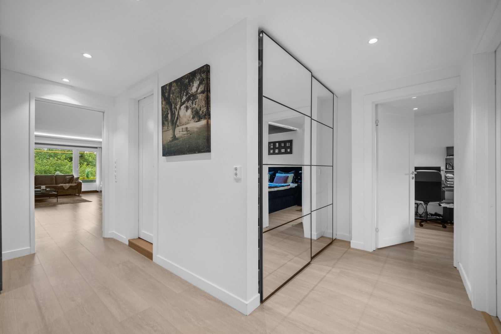 Det er speildør på skyvedørsgarderobe i gang. Galleribilde