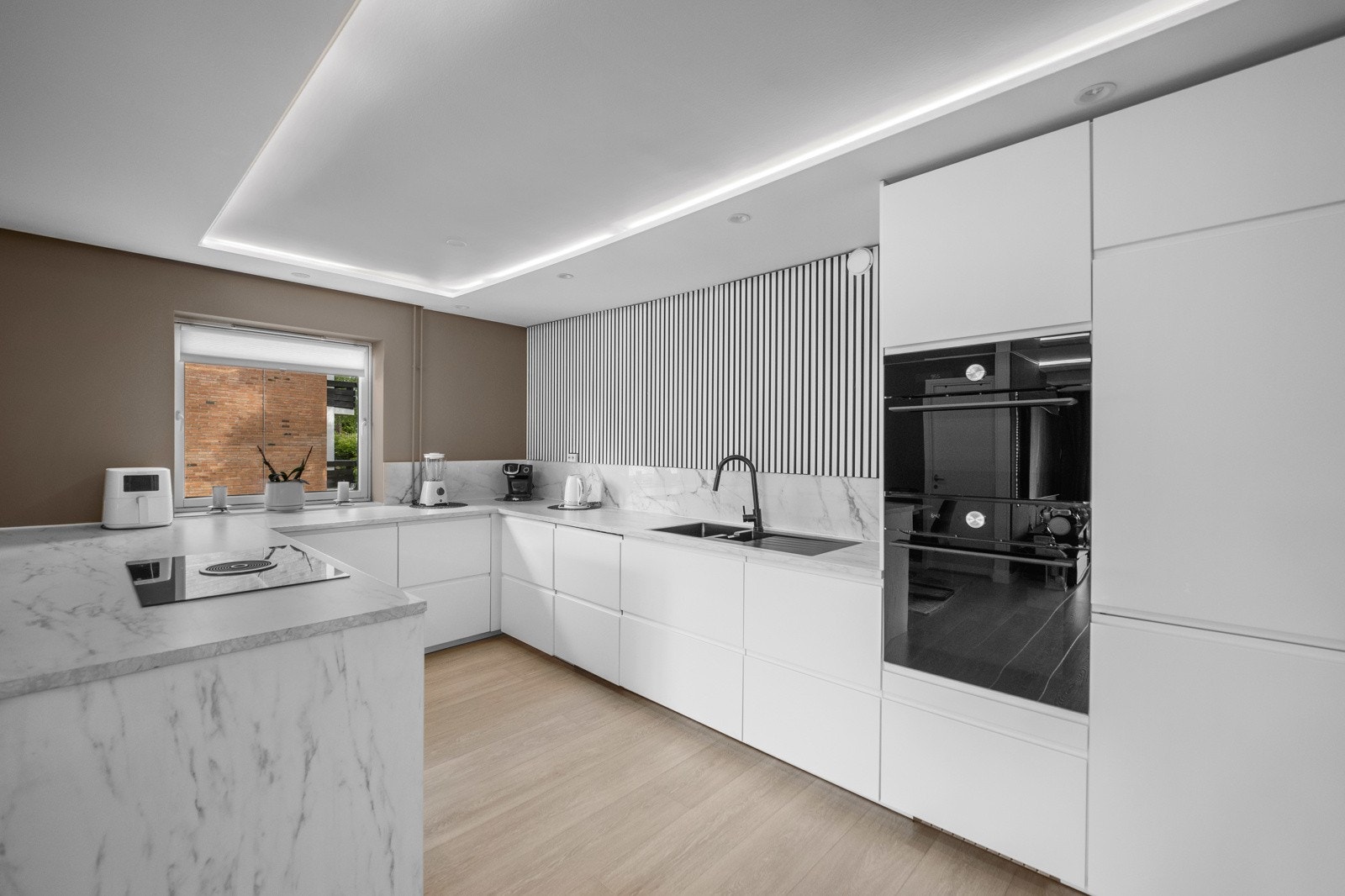 Det er lagt vekt på stilrene og pene overflater, så vel som nytt elektrisk anlegg. Delikat kjøkken med kjøkkenøy Galleribilde