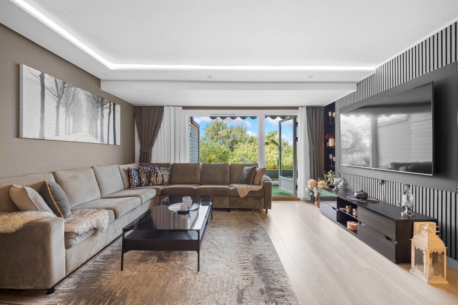 Leilighetens oppholdsrom er luftige, med en god planløsning hvor spisestue og stue er adskilt Galleribilde