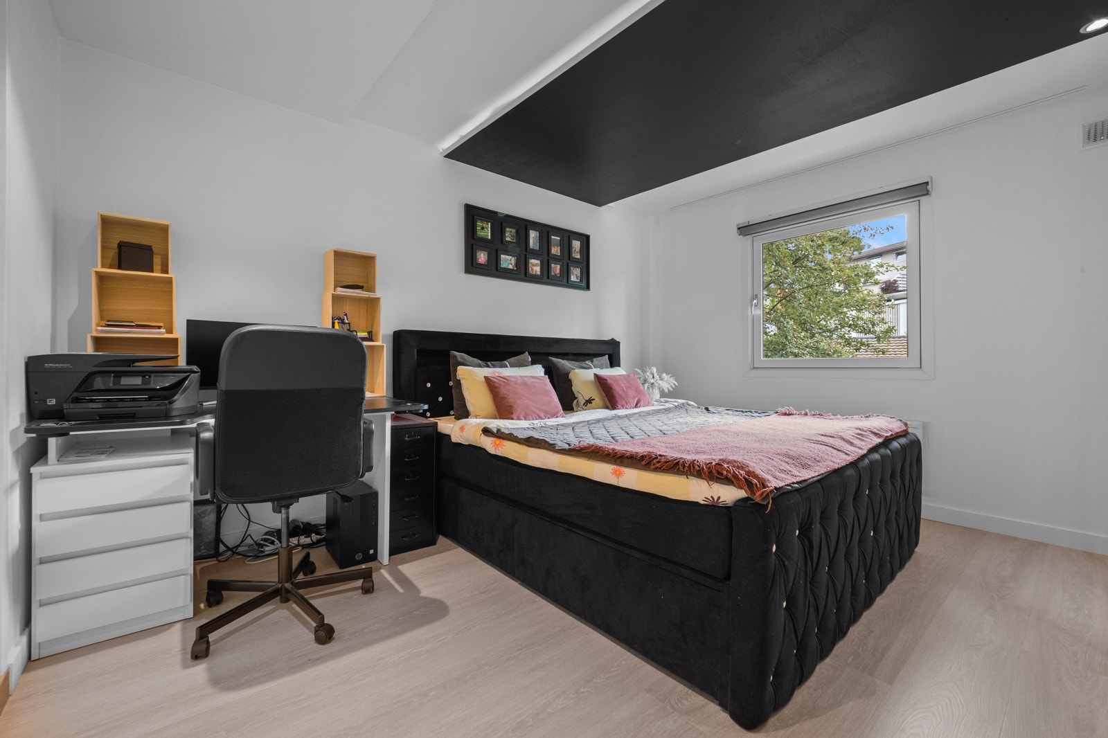 Hovedsoverommet har en romslig garderobeløsning med innredning. Galleribilde