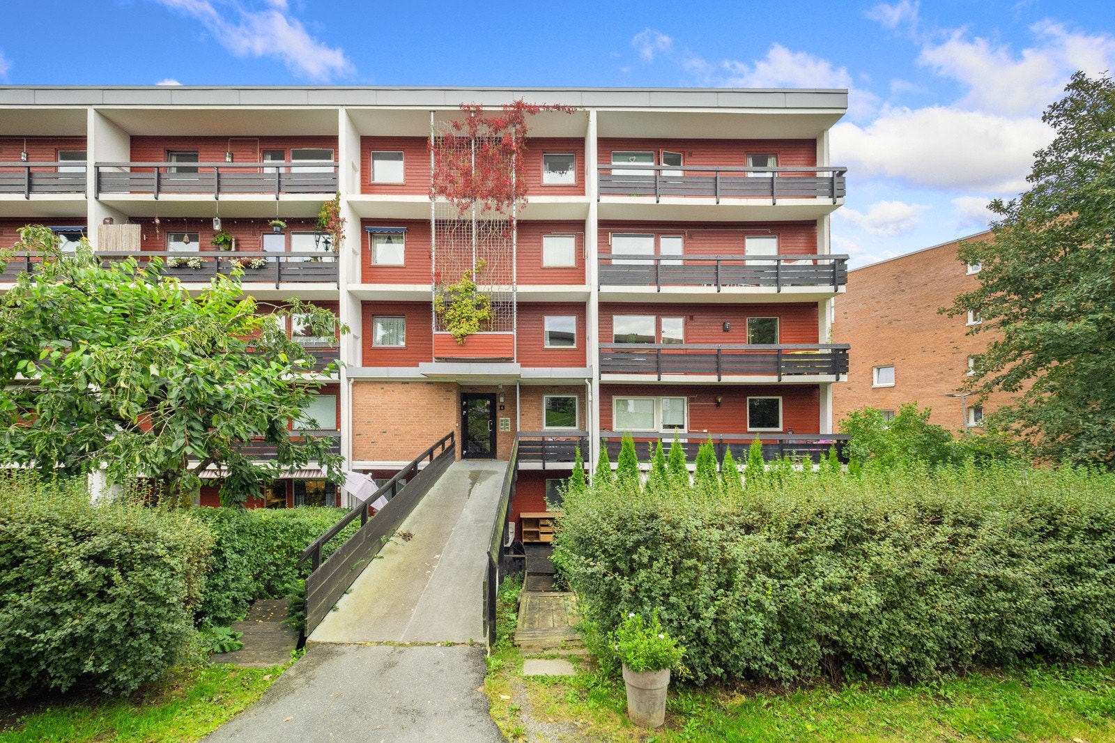 Leiligheten ligger i blokkens 1. etasje med trappefri adkomst, og er gjennomgående med balkong mot vest og øst Galleribilde