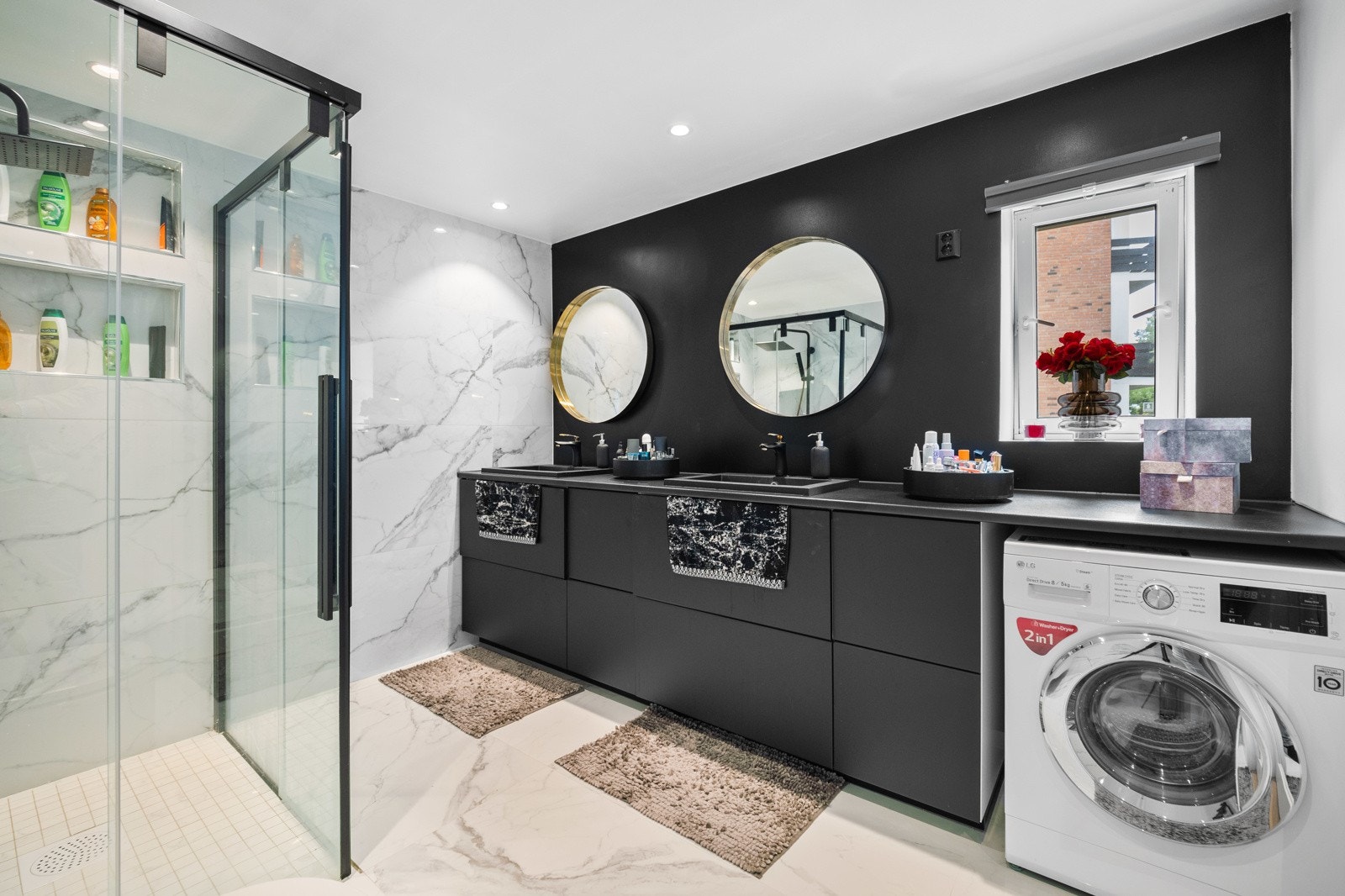 Leiligheten andre bad har adkomst fra hovedsoverom, og er lekkert utført med fliser i marmorlook og sorte/gulldetaljer. Downlights i himling, samt varme i gulv. Galleribilde