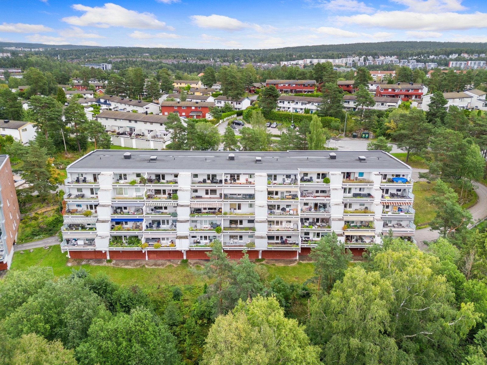 Leiligheten ligger i umiddelbar nærhet til skoler og barnehager, så vel som flotte rekreasjonsområder. Galleribilde