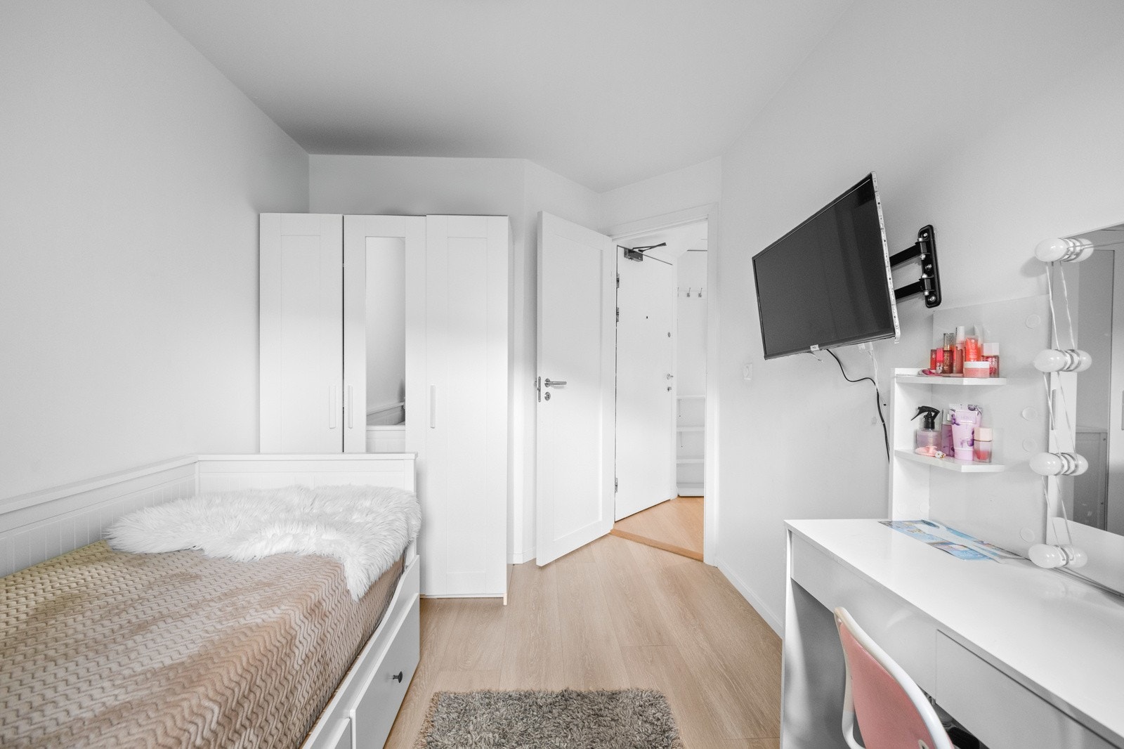 Soverom 2 ligger østvendt, som gir et svalt rom på sommer tid. Galleribilde