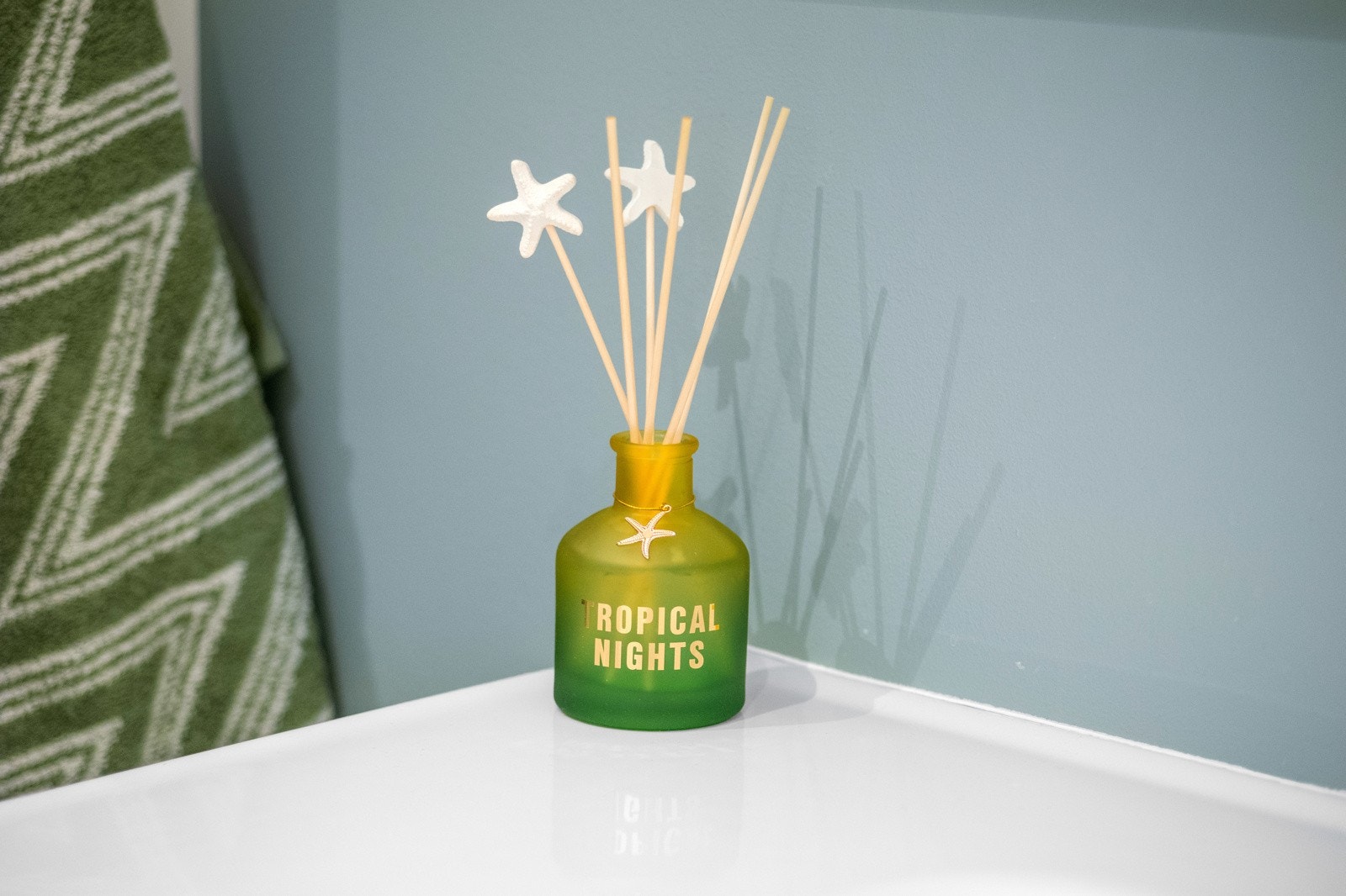 Leilighetens entré og gang har pene overflater og en stilfull skyvedørsgarderobe. Videre adkomst til kjøkken/stue, bad og 4 soverom. Galleribilde