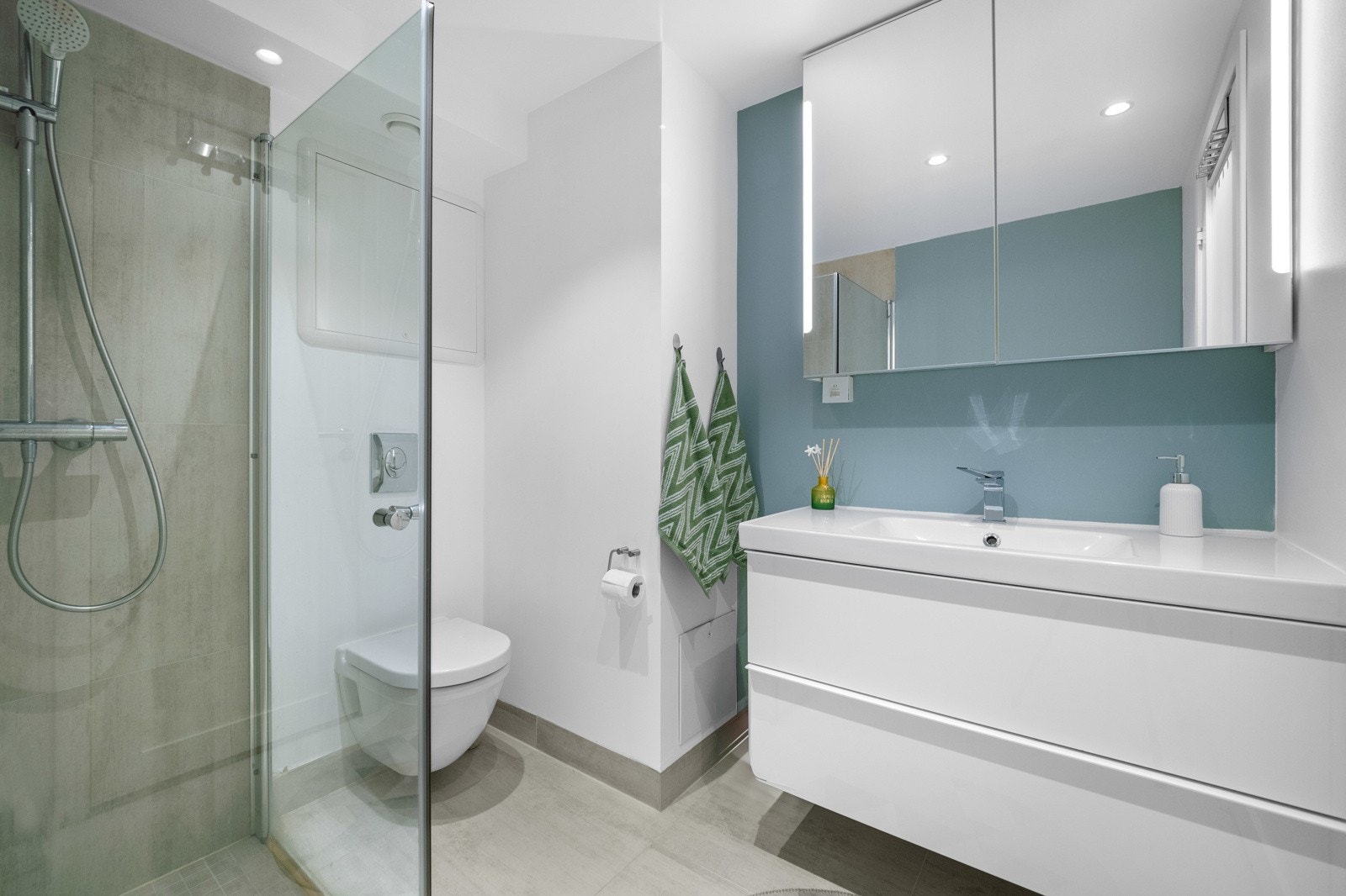 Leiligheten har to bad, dette med adkomst fra gang. Begge er fra 2020. Galleribilde