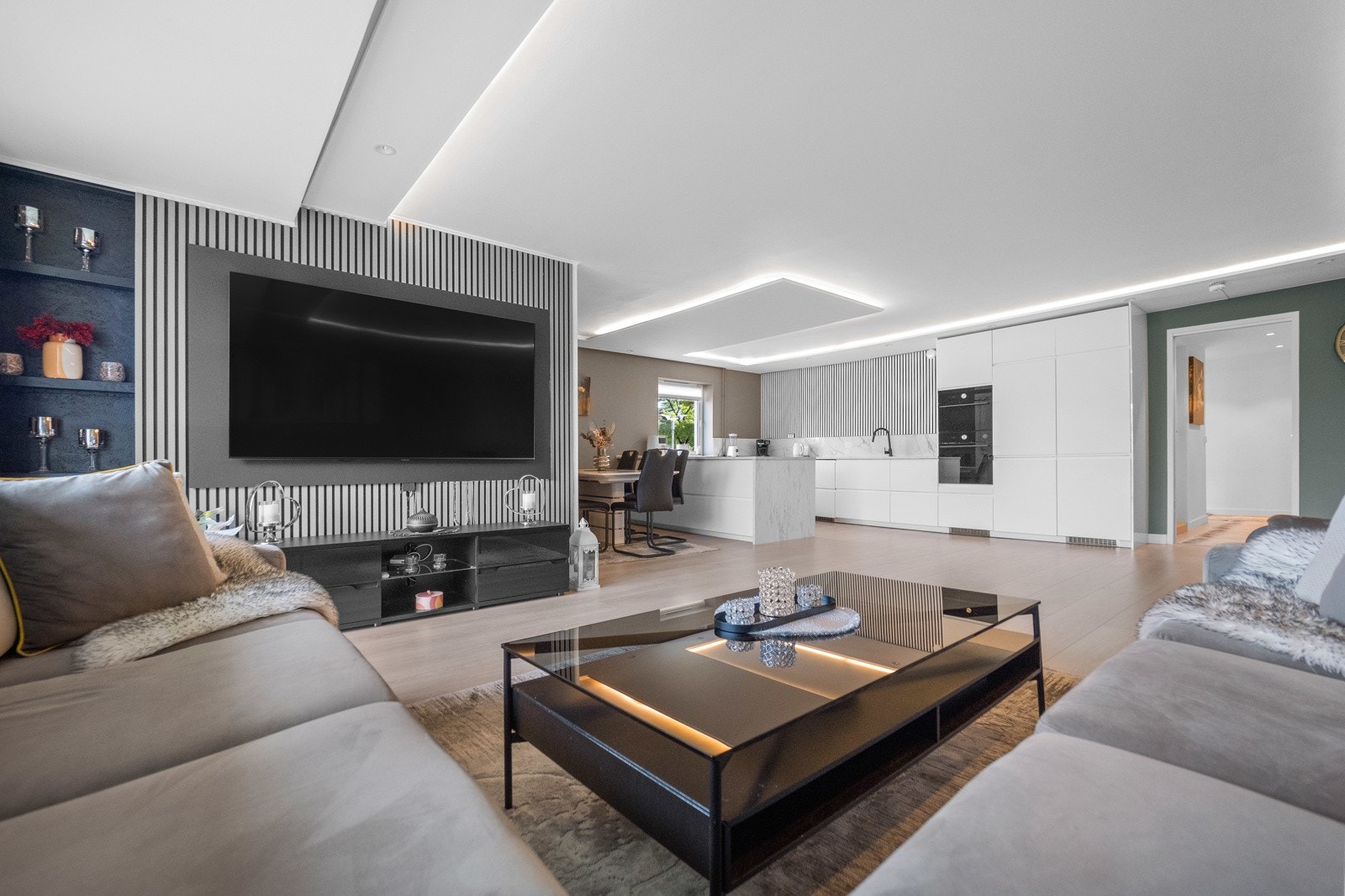 Dagligstuen ligger i praktisk åpen løsning med kjøkken Galleribilde