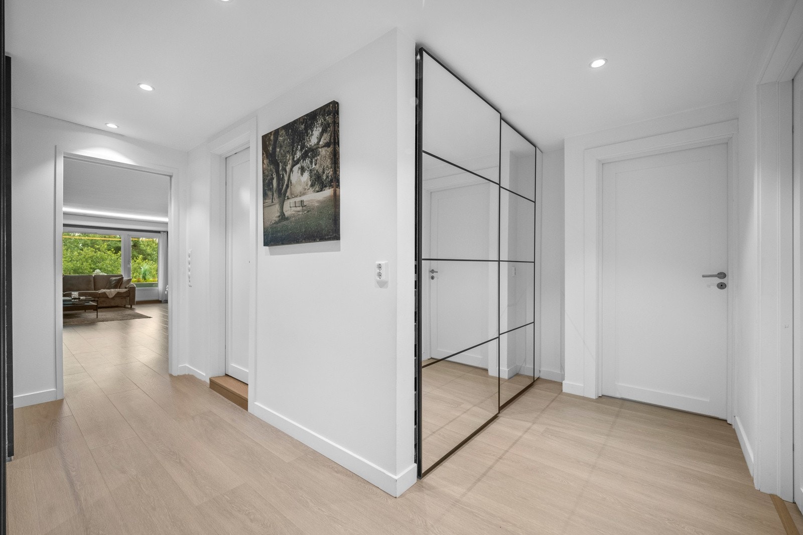 I entre er det to romslig garderobeskap. Galleribilde