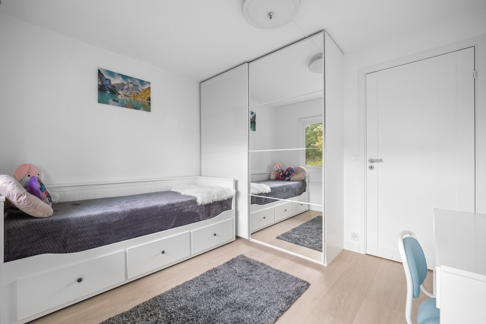 Soverom 3, rommet har god plass, og er innredet med garderobeskap Galleribilde