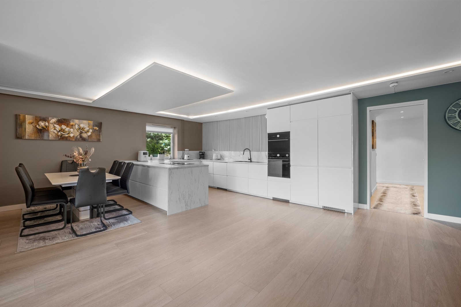 Leilighetens oppholdsrom er luftige, med en god planløsning hvor spisestue og stue er adskilt Galleribilde