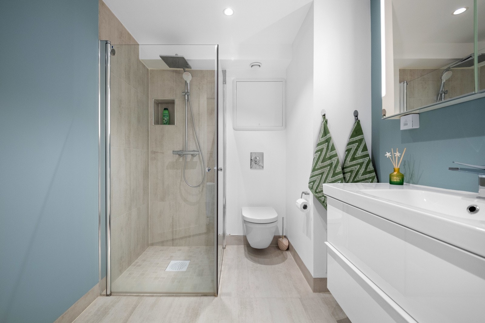 Badet er rehabilitert i 2020 med bl.a. flislagt gulv med varmekabler, sluk, rør-i-rør system, membran, fliser og innredning Galleribilde