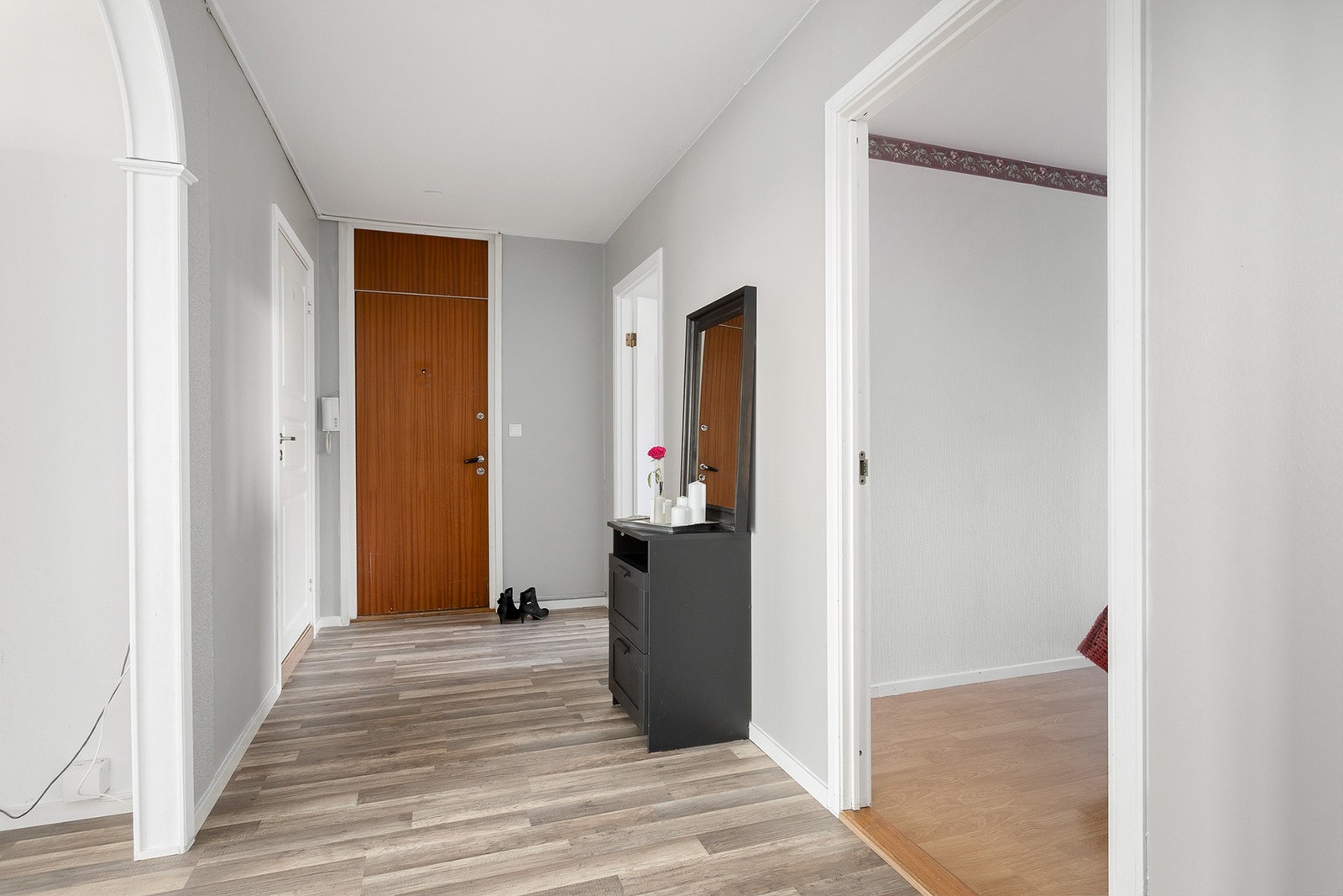 Her finner du rikelig med muligheter til å innrede med møbler som kombinerer funksjonalitet med en varm og innbydende atmosfære. Gangen fungerer som et naturlig knutepunkt, hvor du enkelt beveger deg videre inn til boligens øvrige rom. Galleribilde