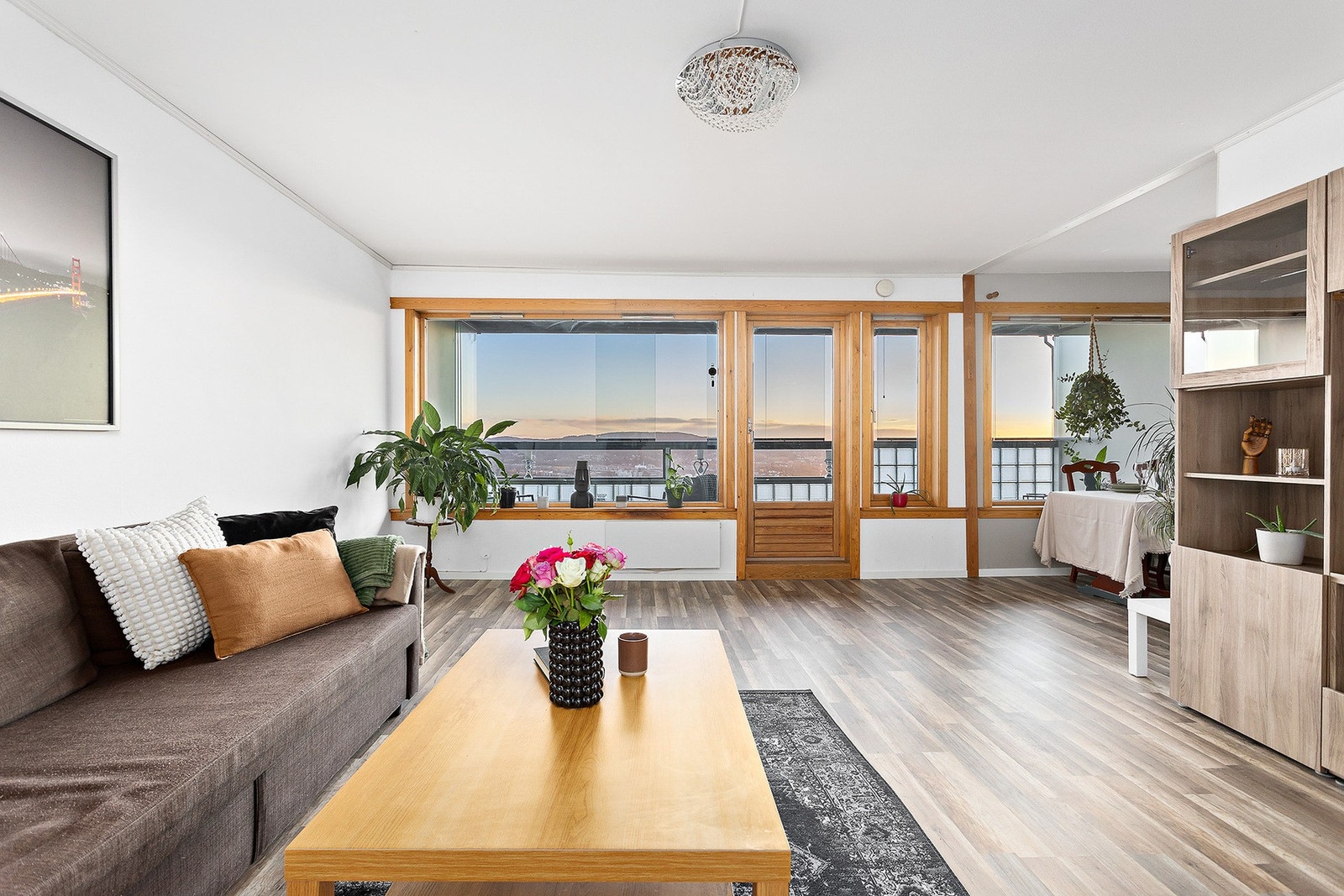 Stuen er hjemmets naturlige samlingspunkt, og her møtes funksjonalitet og atmosfære i skjønn harmoni. De store vindusflatene slipper inn rikelig med naturlig lys og skaper en lys og luftig romfølelse. Galleribilde