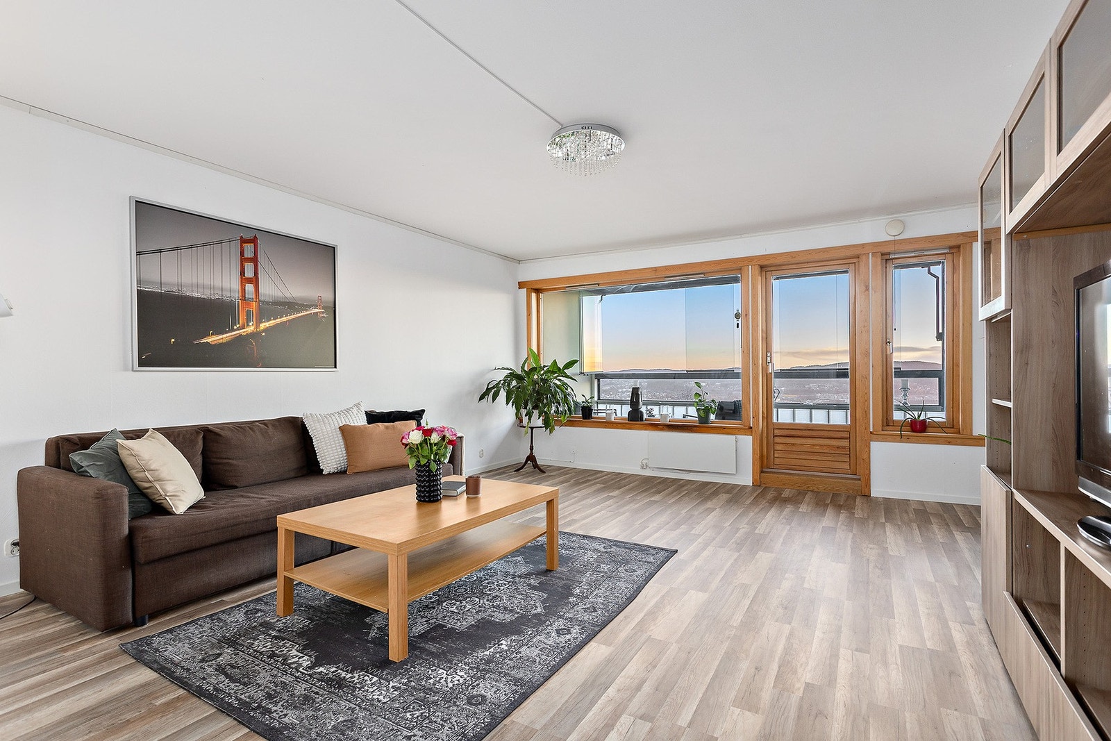 Rommet er utformet med møbleringsmuligheter for både sofagruppe og medievegg, slik at det er enkelt å tilpasse etter eget behov. Galleribilde
