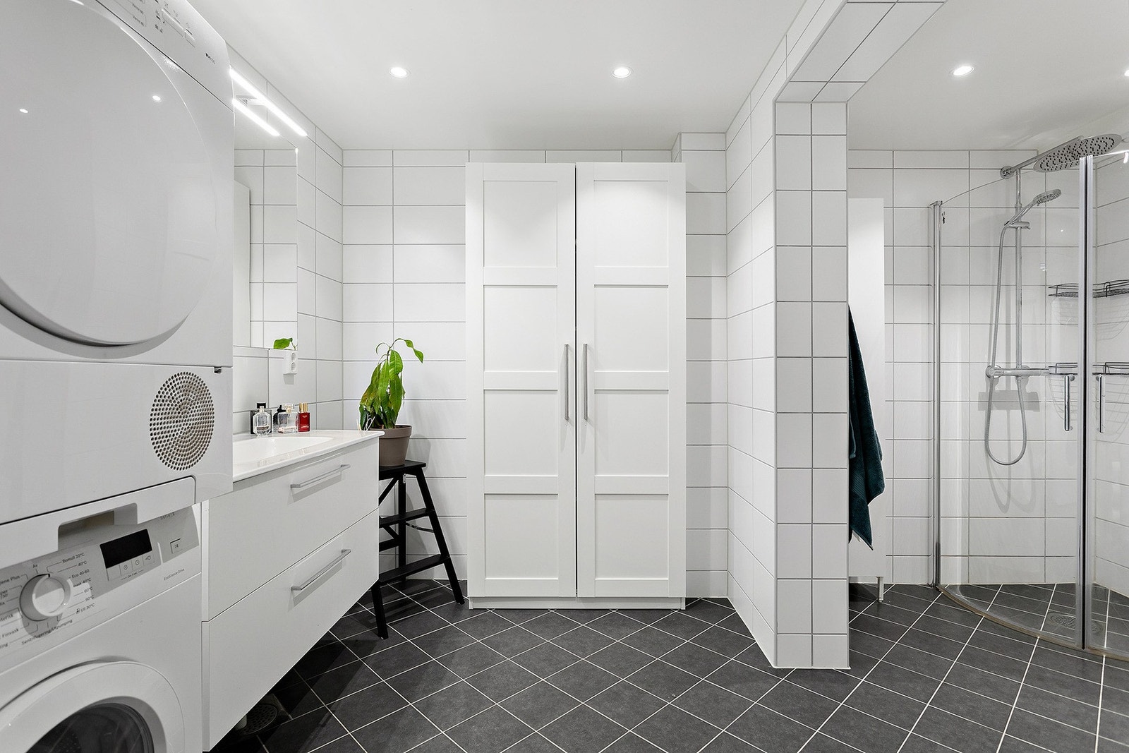 Sjekk ut dette splitter nye badet! Badet er nylig rehabilitert i 2024 i regi av borettslaget og fremstår som både stort og moderne. Galleribilde