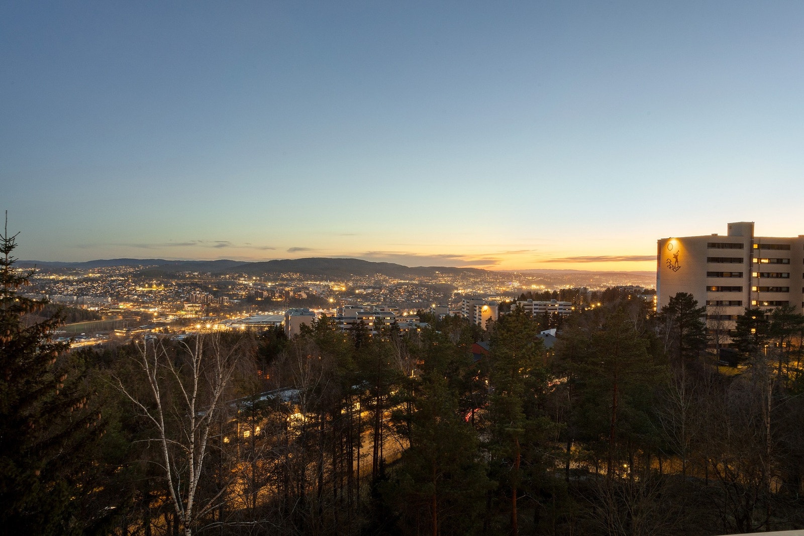 Med en fantastisk utsikt uten innsyn, er dette det perfekte stedet for å oppleve magiske øyeblikk som nyttårsaften, hvor fyrverkeriet lyser opp himmelen og gir deg en helt unik opplevelse. Galleribilde