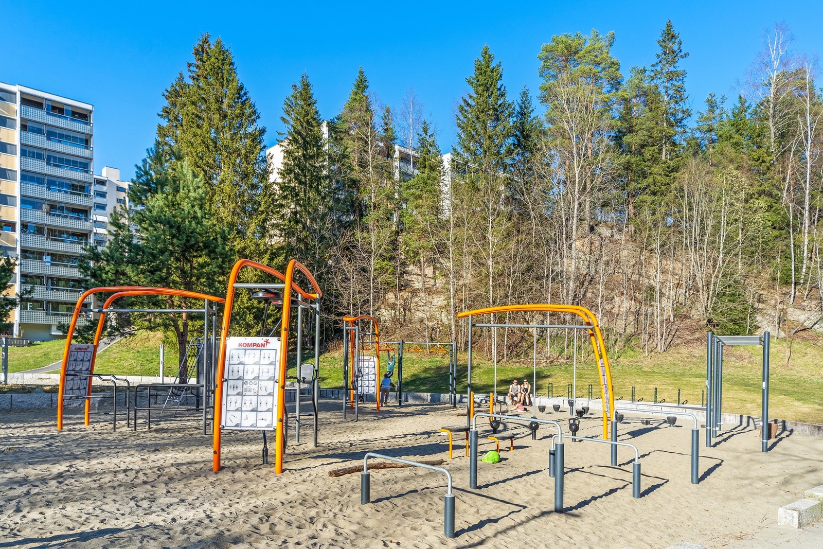 Humleby fritidspark er et imponerende samlingspunkt for aktiviteter, med kunstgressbaner, ballbaner, sandfotballbane, streetbasketbane, petanquebane, labyrint, idrettslekeplass og utendørs treningspark med treningsapparater. Galleribilde