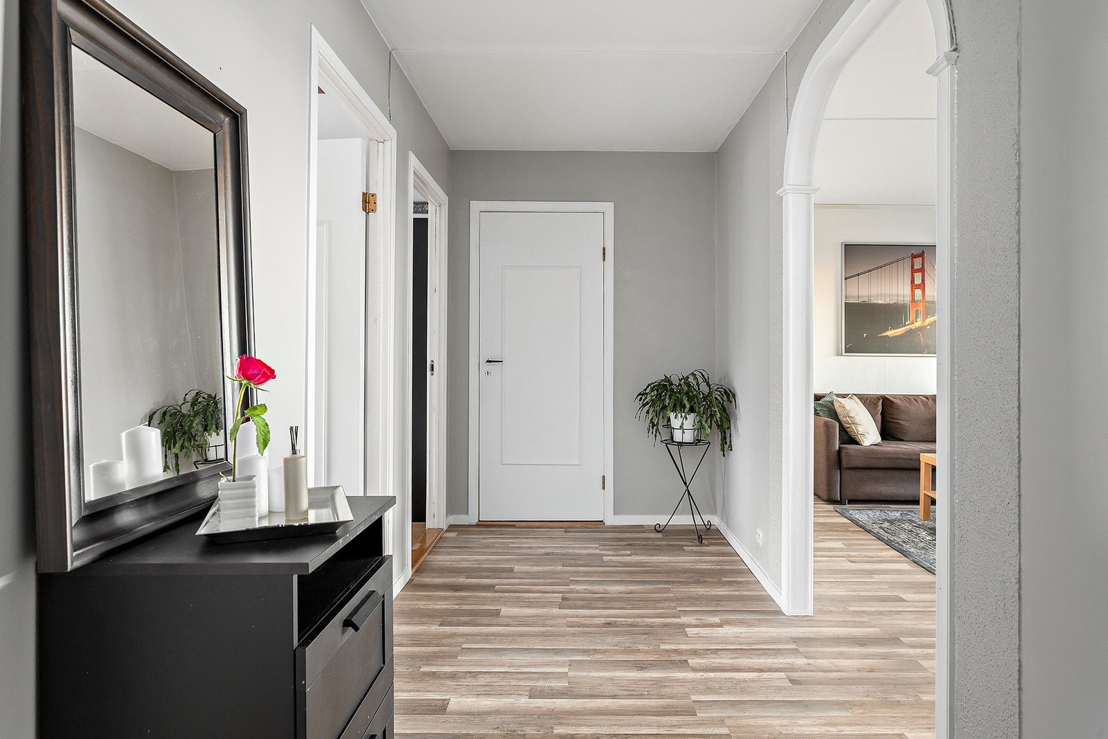 Entreen ønsker deg velkommen hjem med god plass og en praktisk innvendig bod for oppbevaring av sko og yttertøy. Galleribilde