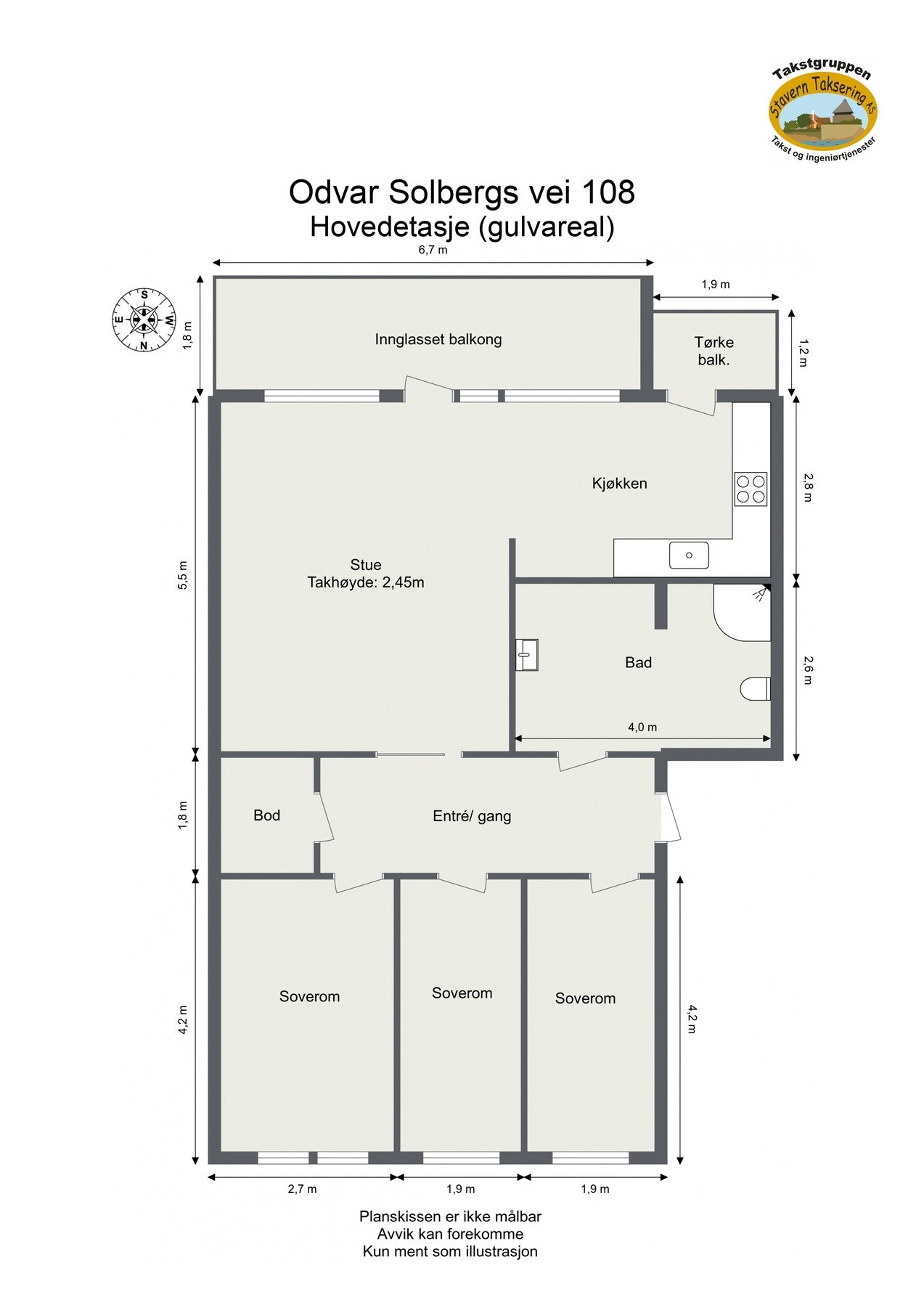 Boligen har en praktisk og gjennomgående planløsning, der alle rom er plassert på én side av boligen. Dette gir en god og oversiktlig flyt, samtidig som den gjennomgående utformingen sørger for lys og luft i hele hjemmet. Galleribilde