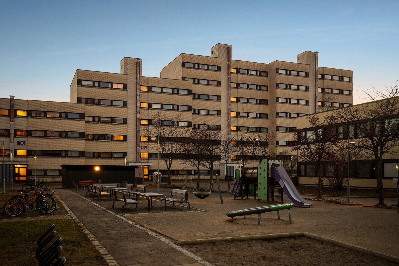 Leiligheten ligger i byggets 5. etasje og har en sentral beliggenhet på Romsås, med kort avstand til skoler, barnehager og nærsenter. Det er flere lekeplasser i borettslaget som barna får stor glede av. Galleribilde