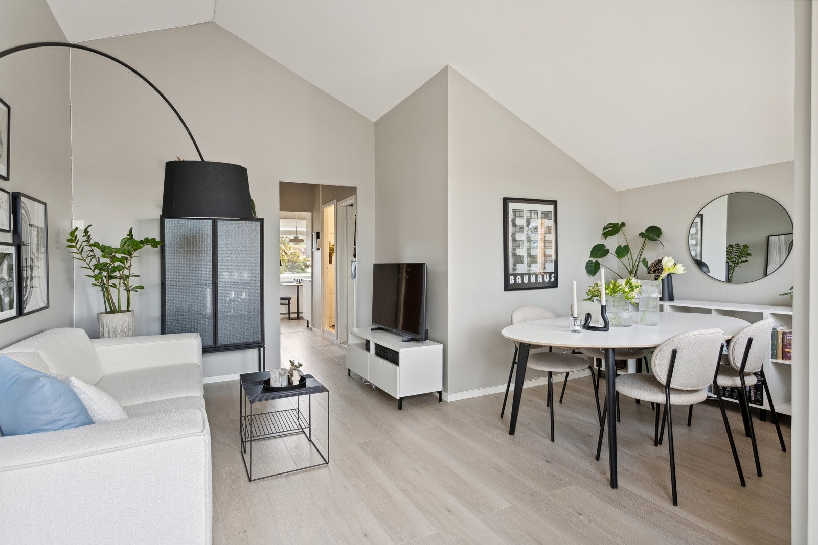 Stor stue med plass til spisebord i tillegg til sofagruppe. Galleribilde