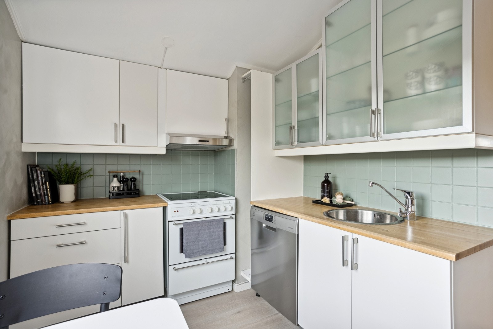 Kjøkken fra 2002 med god skapplass og benkeplate i heltre. Galleribilde