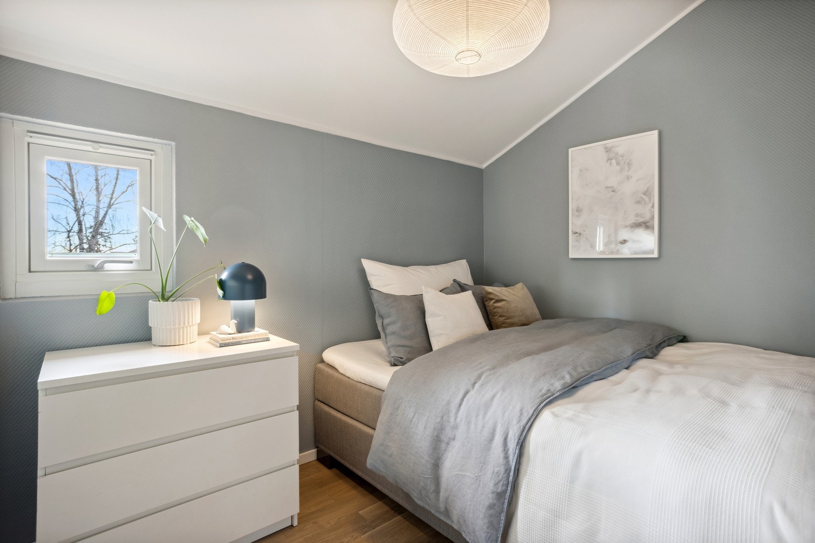 Lukket sovealkove med vindu og dør. Galleribilde