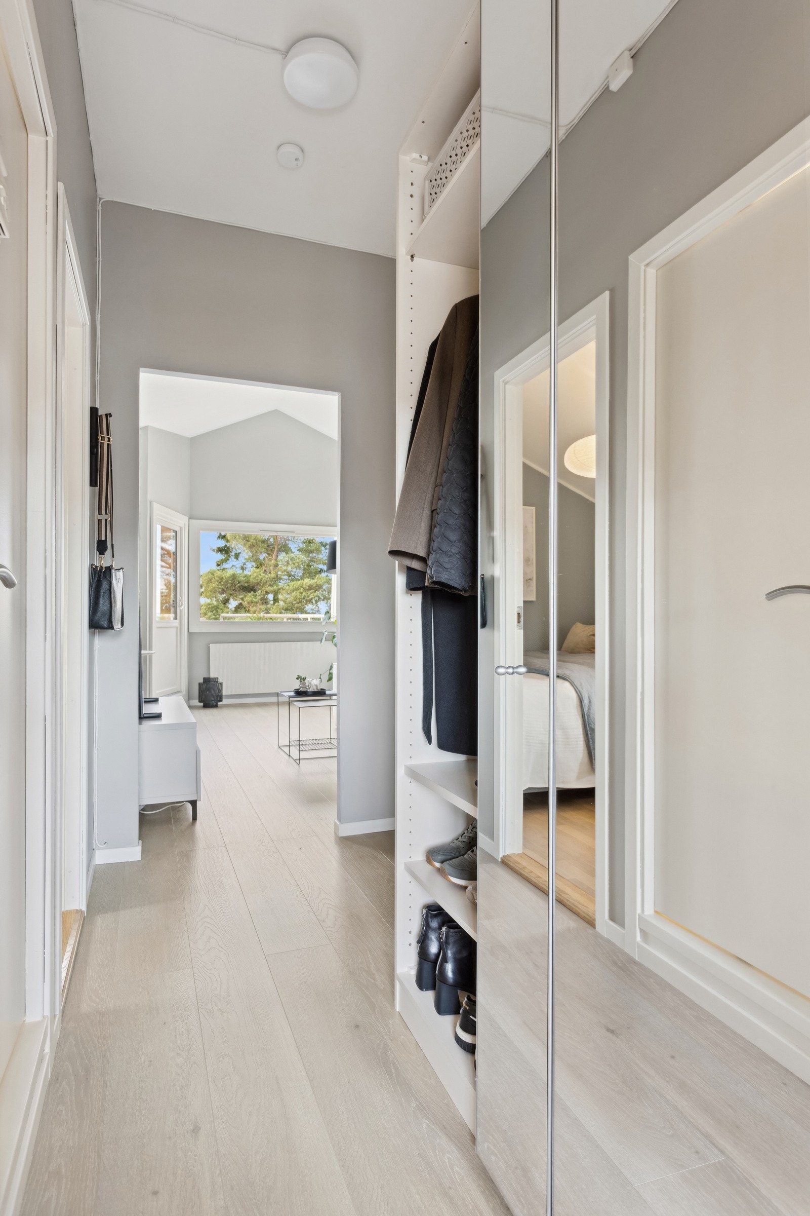 Gjennomgående og fin entré med garderobeskap i tillegg til åpen garderobeløsning Galleribilde