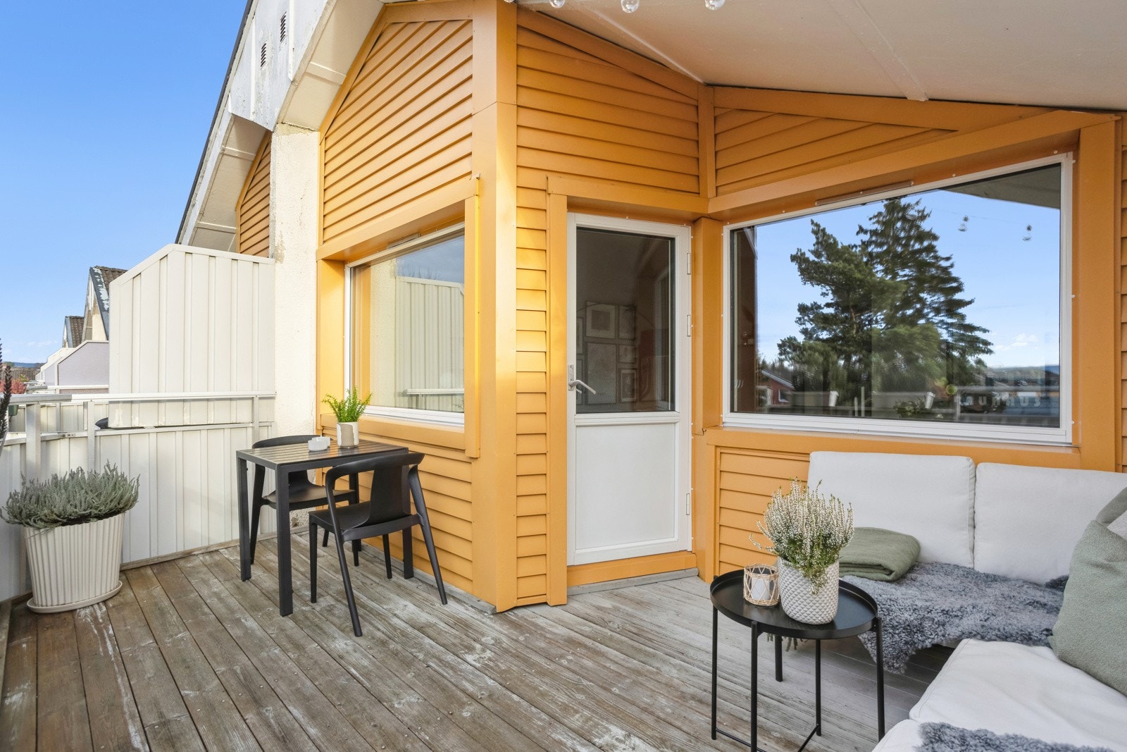 Stor, vestvendt balkong med supre solforhold. Galleribilde